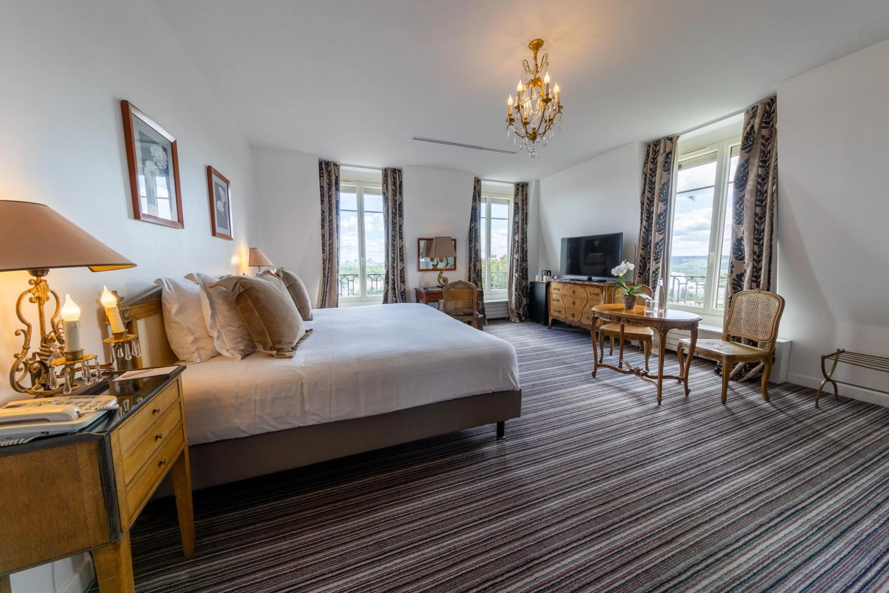 Bedroom, Bed in Pavillon Henri IV Hotel Restaurant Gastronomique Terrasse