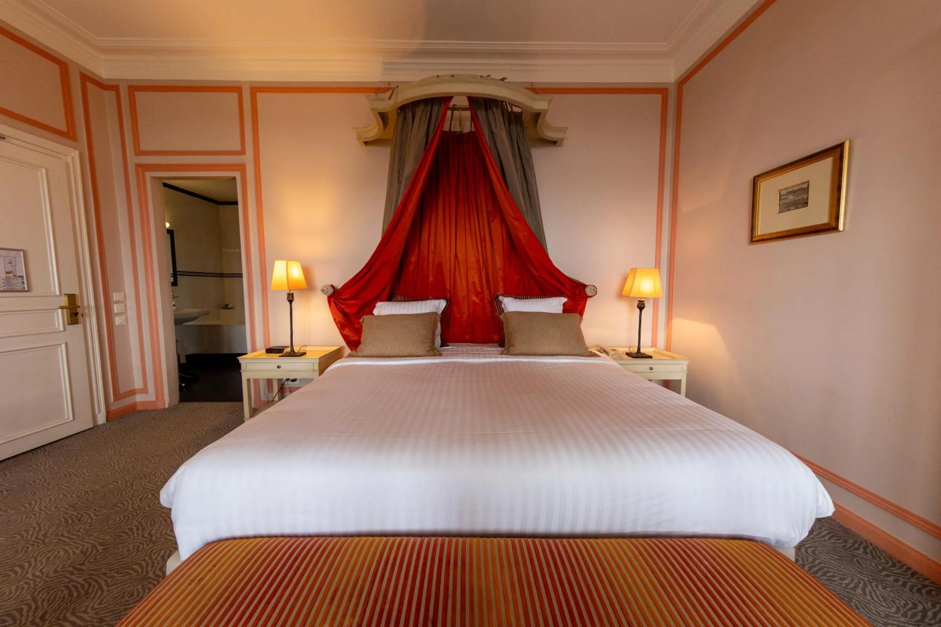 Bed in Pavillon Henri IV Hotel Restaurant Gastronomique Terrasse