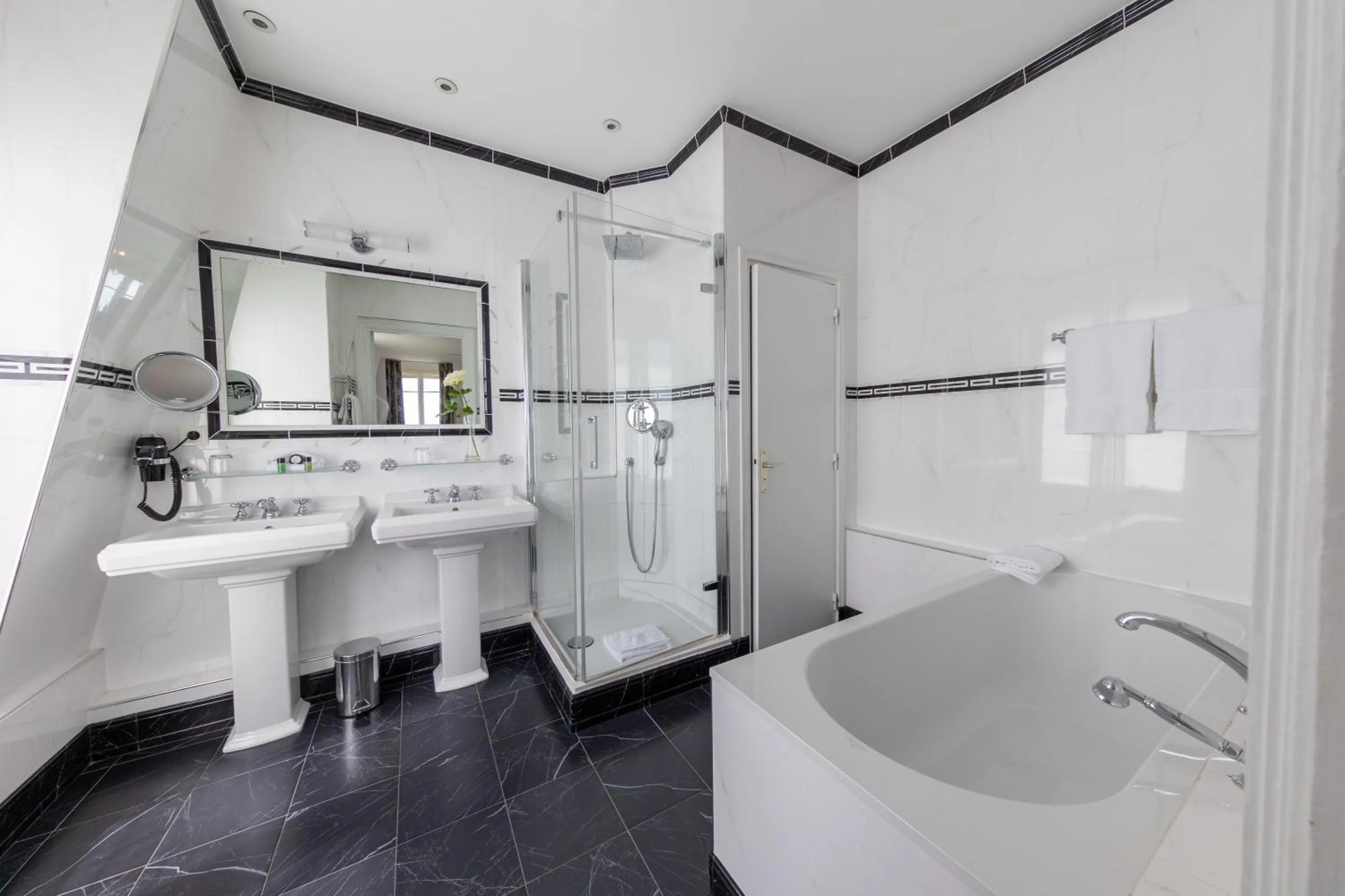 Bathroom in Pavillon Henri IV Hotel Restaurant Gastronomique Terrasse