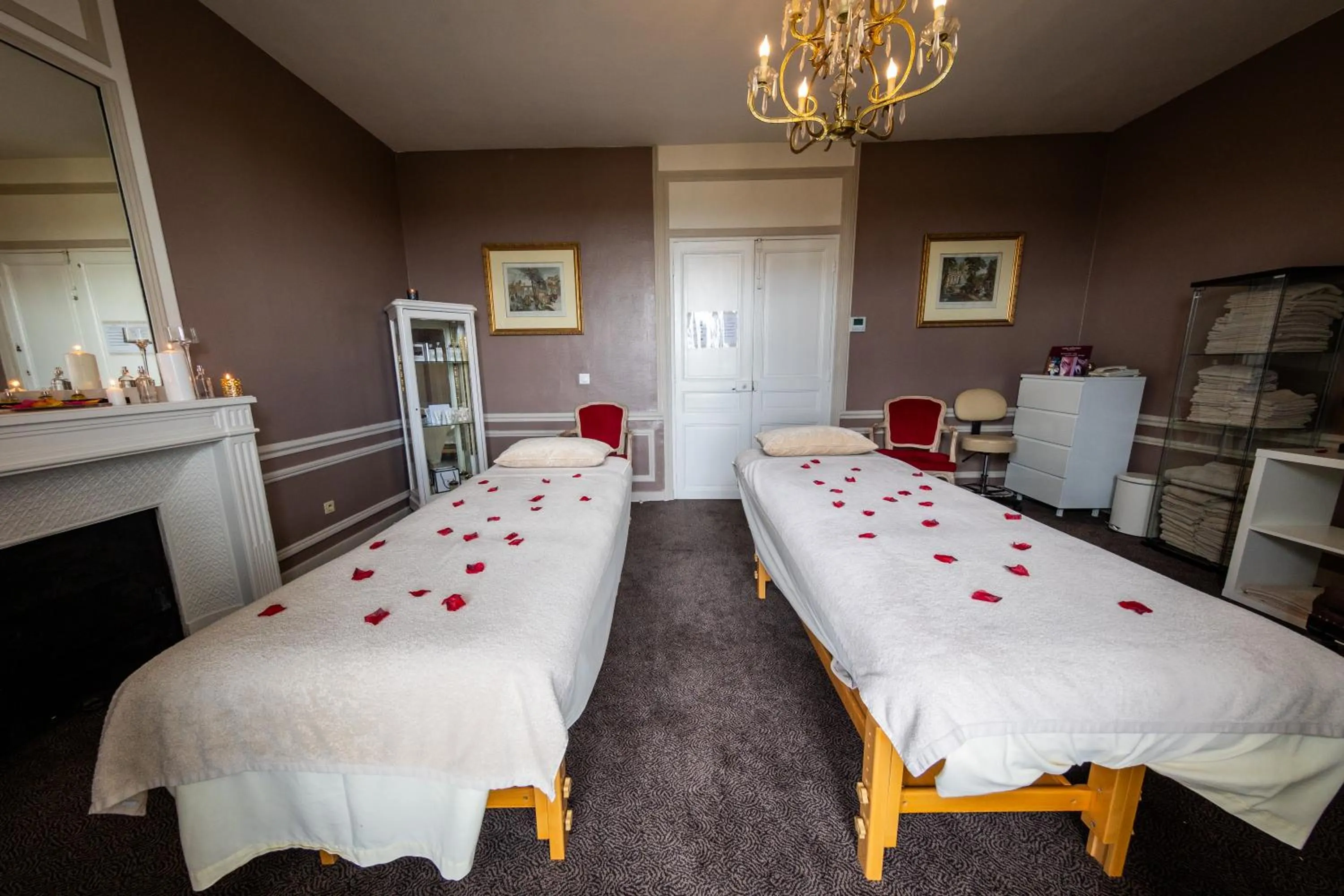 Massage, Bed in Pavillon Henri IV Hotel Restaurant Gastronomique Terrasse