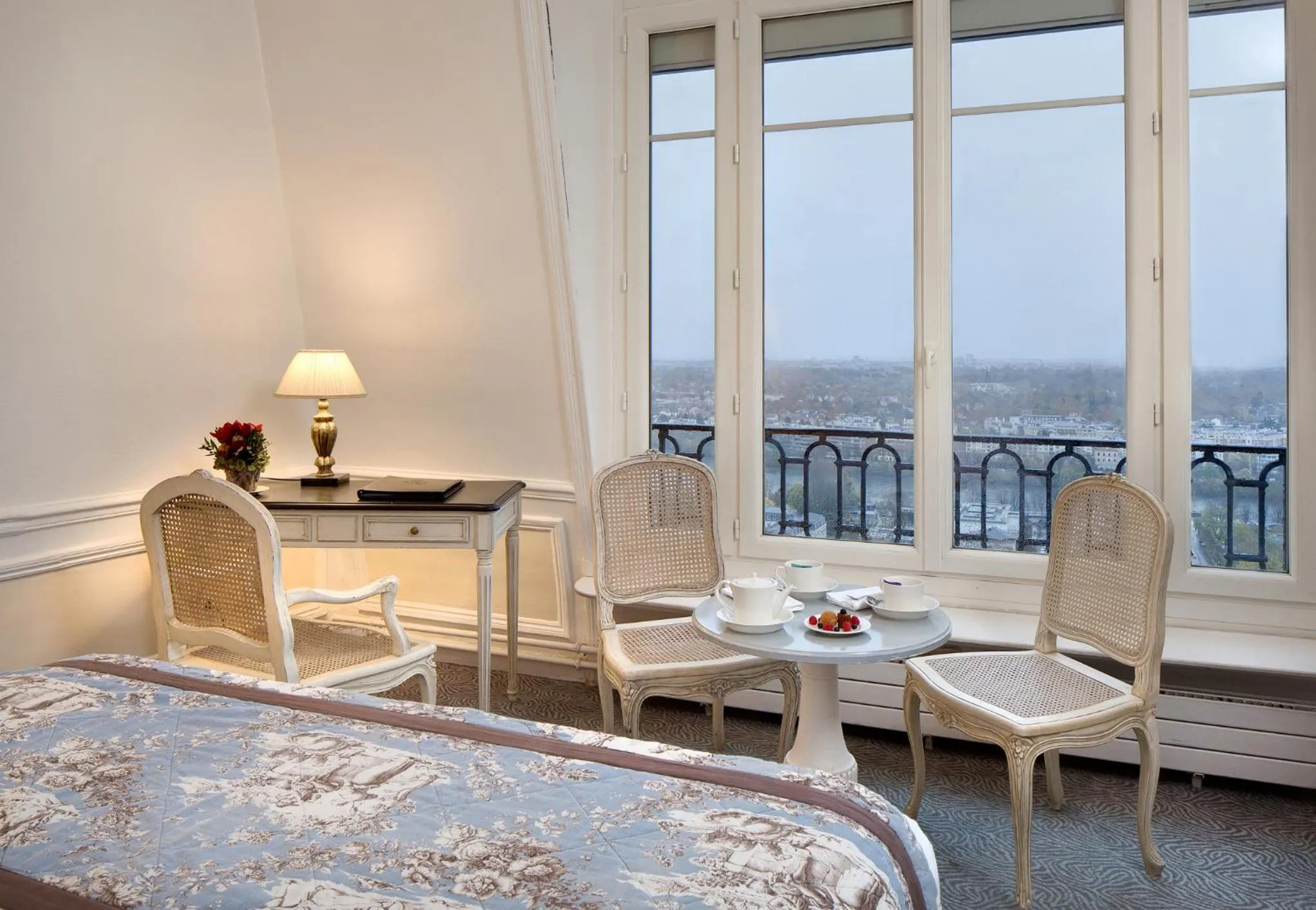 Bed in Pavillon Henri IV Hotel Restaurant Gastronomique Terrasse