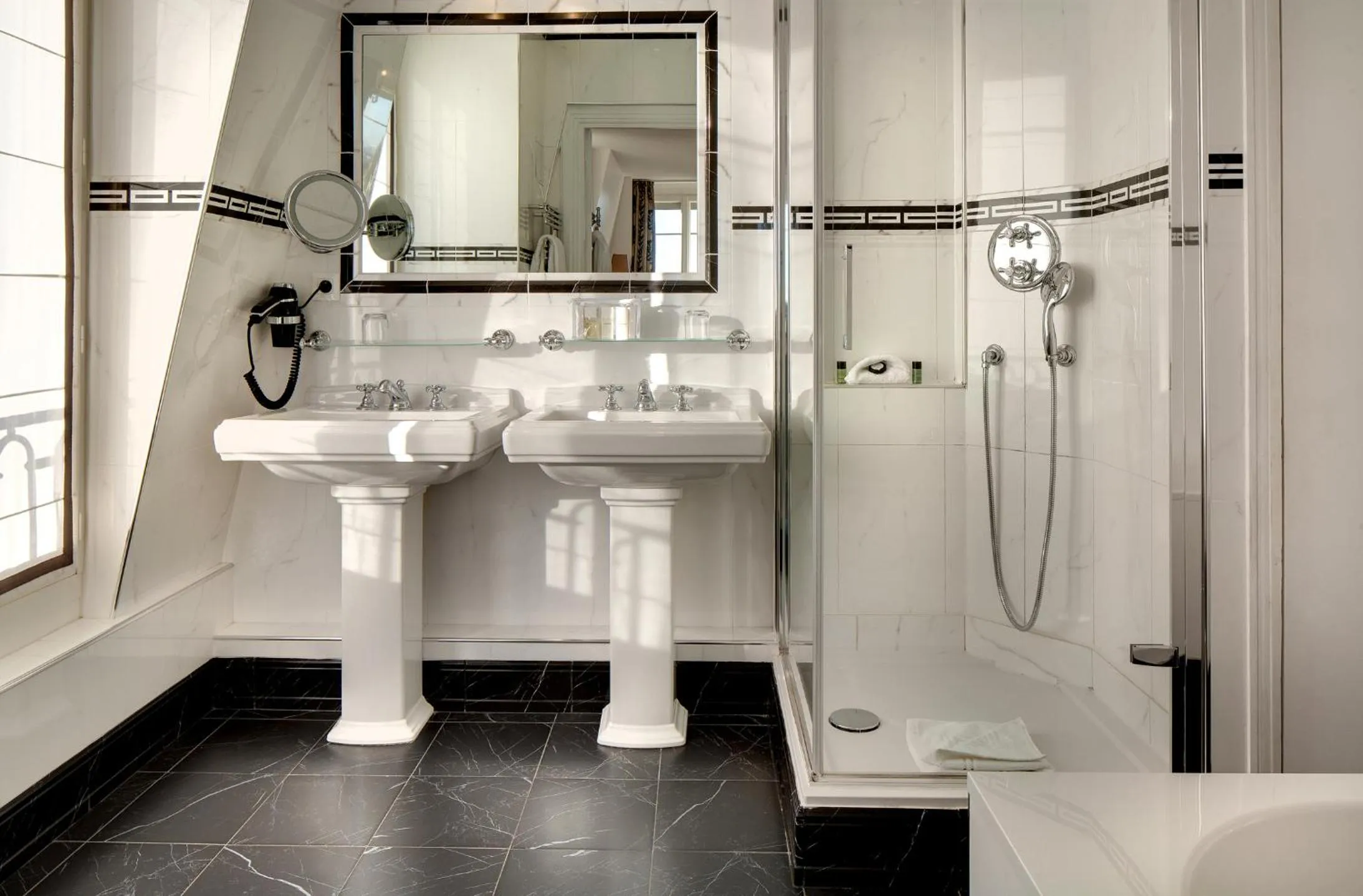 Pavillon Henri IV Hotel Restaurant Gastronomique Terrasse