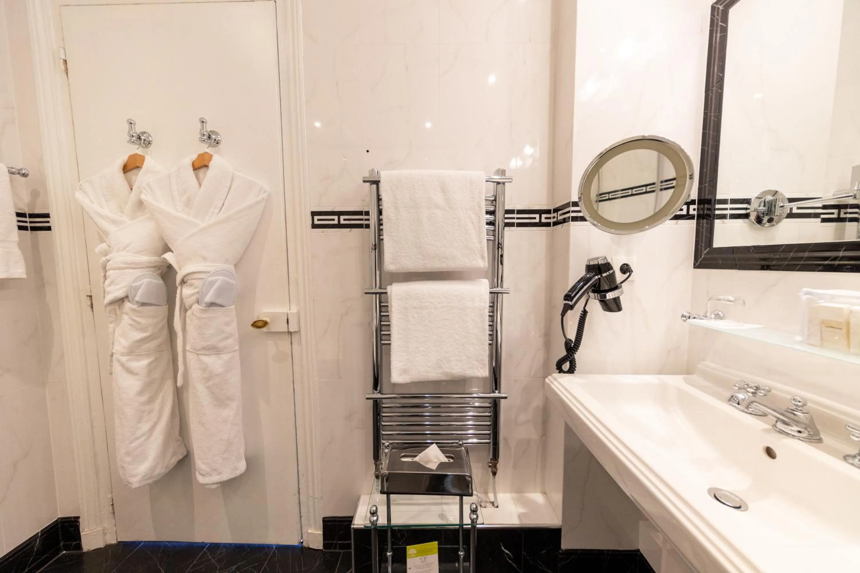 Bathroom in Pavillon Henri IV Hotel Restaurant Gastronomique Terrasse