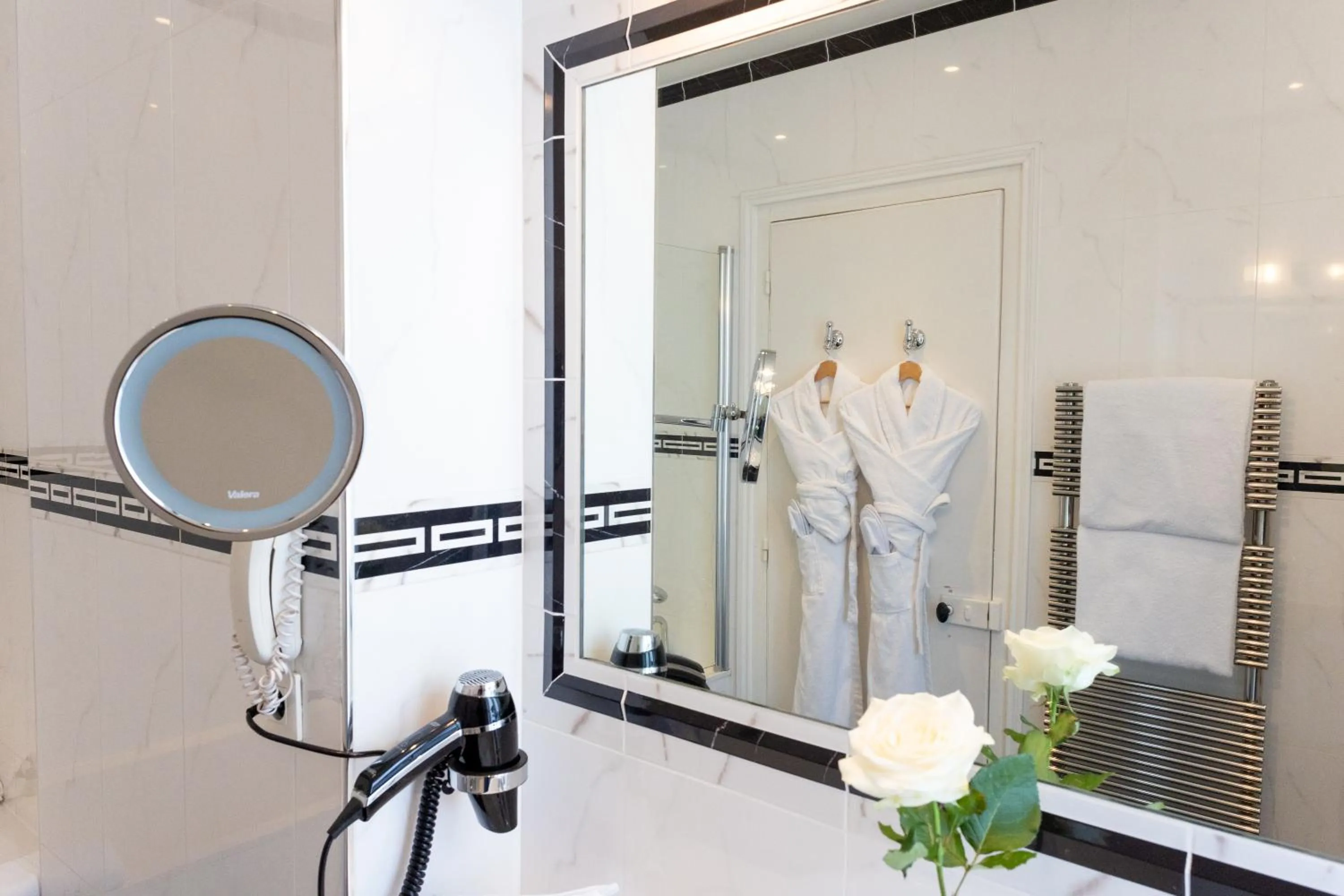 Pavillon Henri IV Hotel Restaurant Gastronomique Terrasse