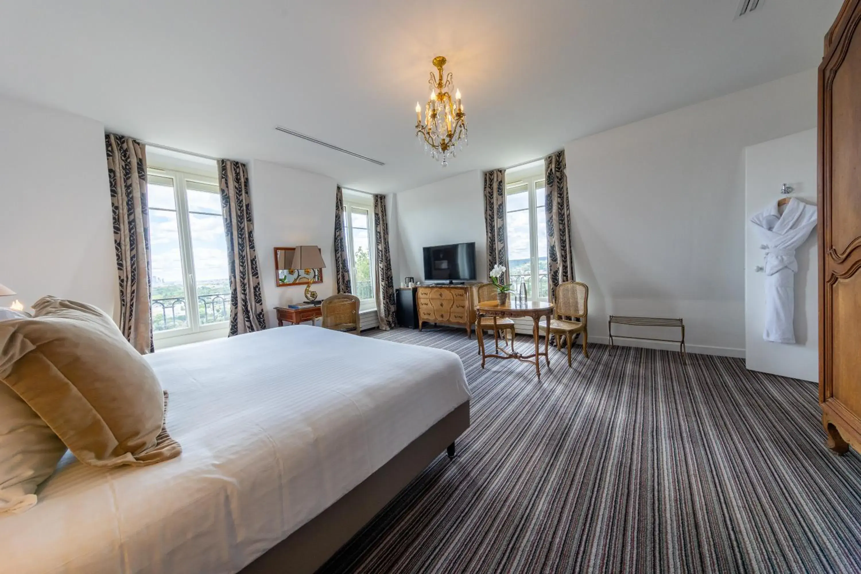 Bedroom, Bed in Pavillon Henri IV Hotel Restaurant Gastronomique Terrasse Bedroom, Bed in Pavillon Henri IV Hotel Restaurant Gastronomique Terrasse