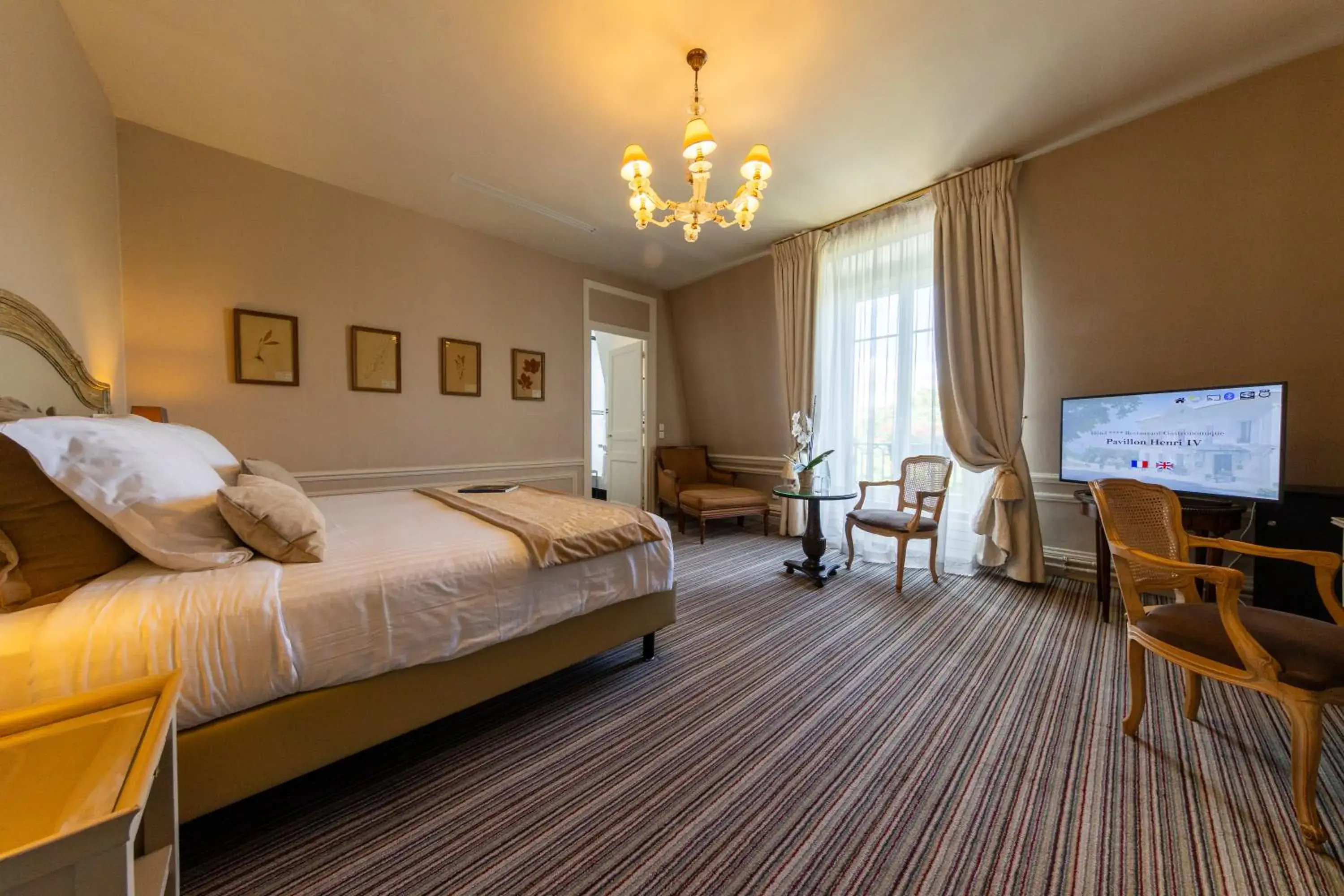 Bedroom, Bed in Pavillon Henri IV Hotel Restaurant Gastronomique Terrasse Bedroom, Bed in Pavillon Henri IV Hotel Restaurant Gastronomique Terrasse