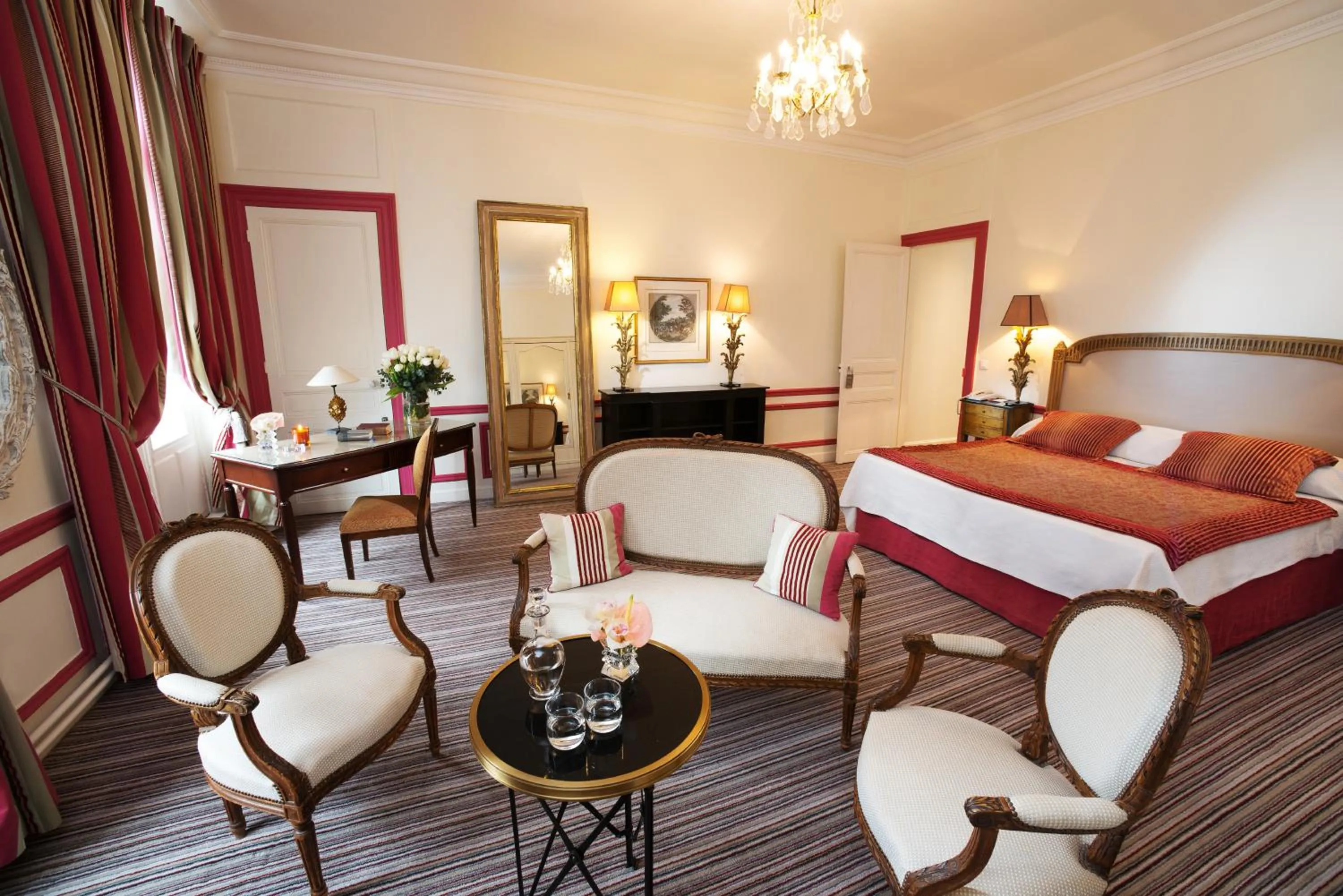 Photo of the whole room, Bed in Pavillon Henri IV Hotel Restaurant Gastronomique Terrasse