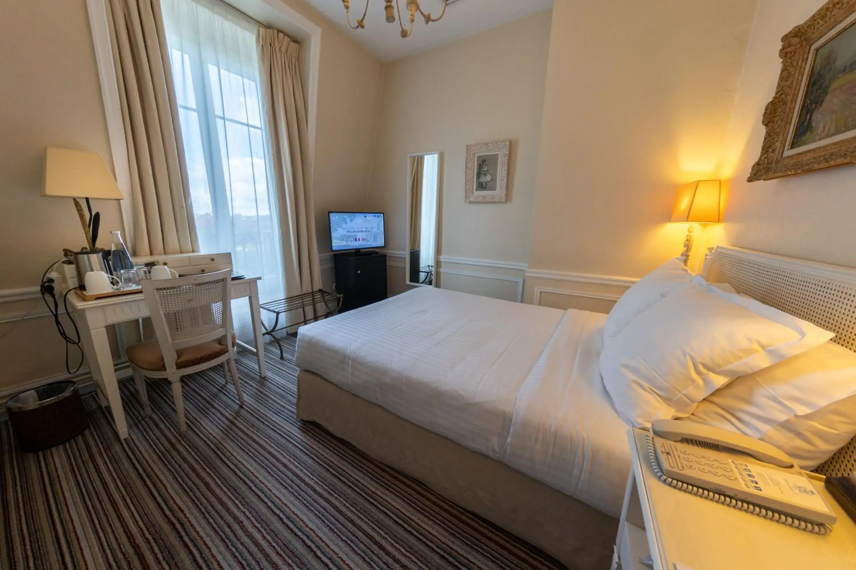 Bedroom, Bed in Pavillon Henri IV Hotel Restaurant Gastronomique Terrasse Bedroom, Bed in Pavillon Henri IV Hotel Restaurant Gastronomique Terrasse