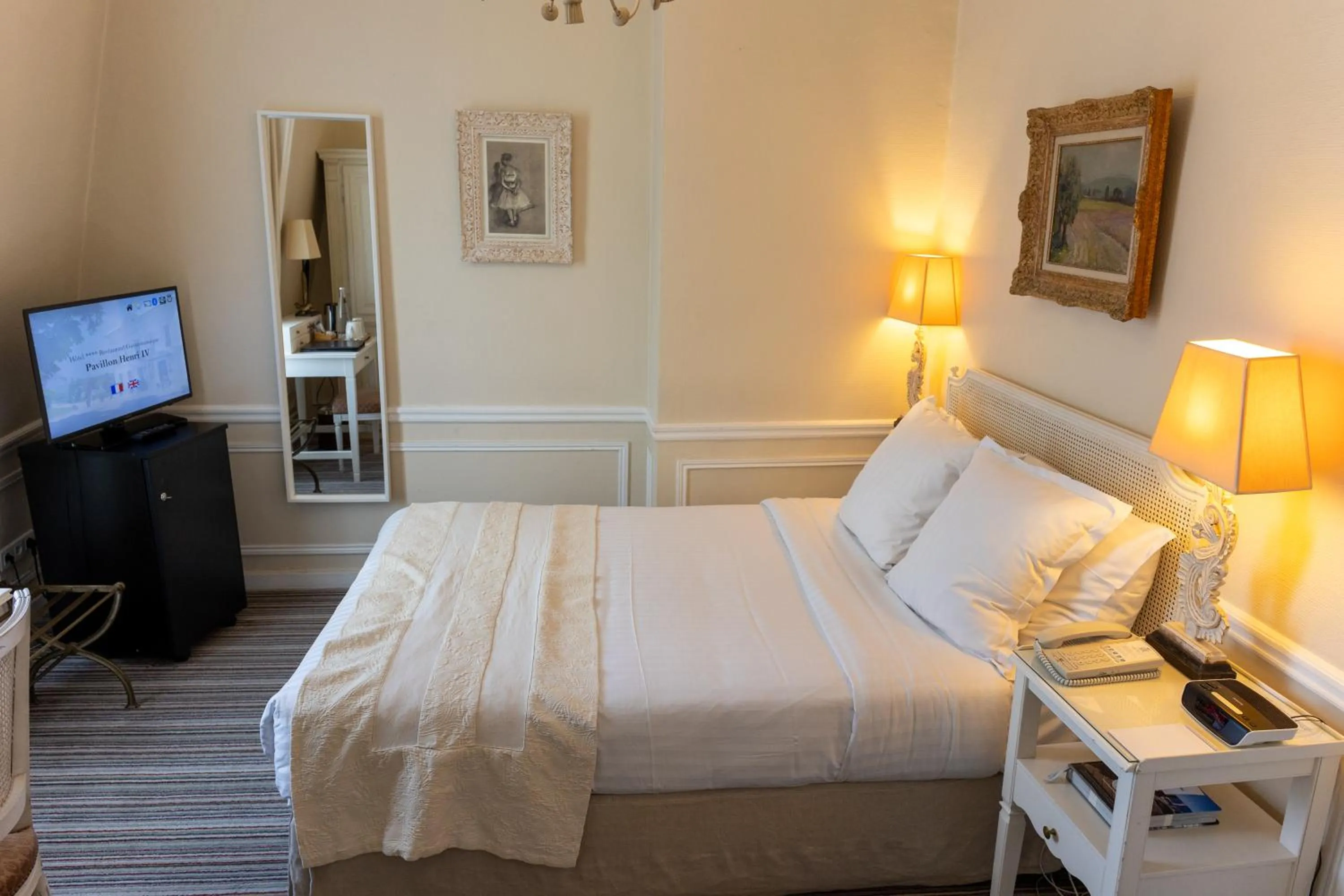 Bedroom, Bed in Pavillon Henri IV Hotel Restaurant Gastronomique Terrasse