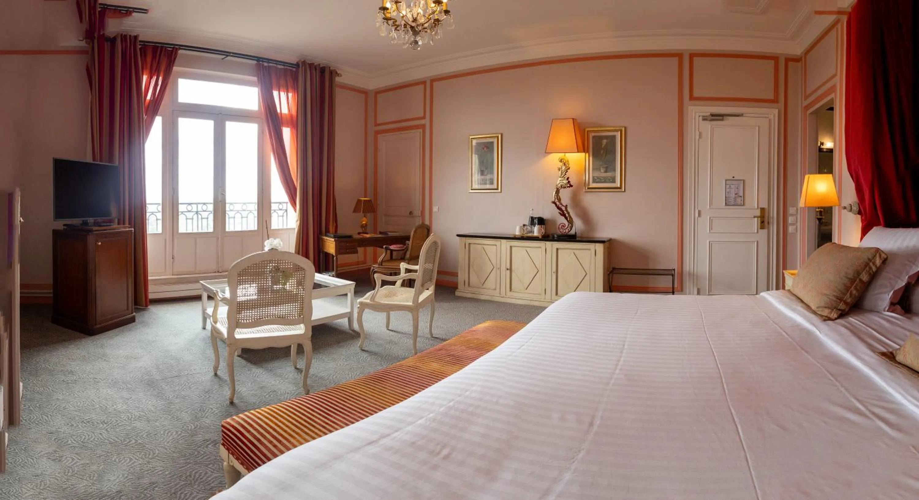 Bed in Pavillon Henri IV Hotel Restaurant Gastronomique Terrasse