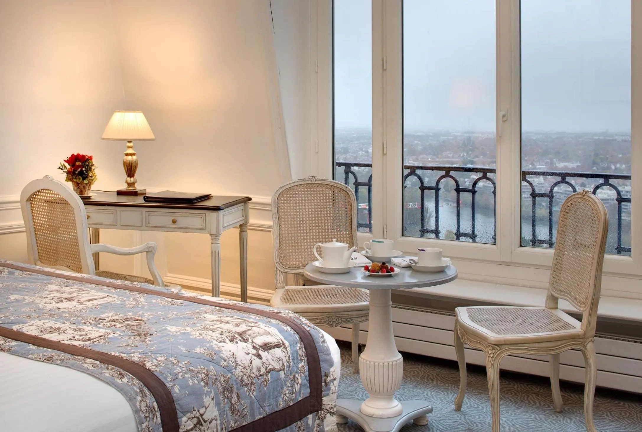 Bed in Pavillon Henri IV Hotel Restaurant Gastronomique Terrasse