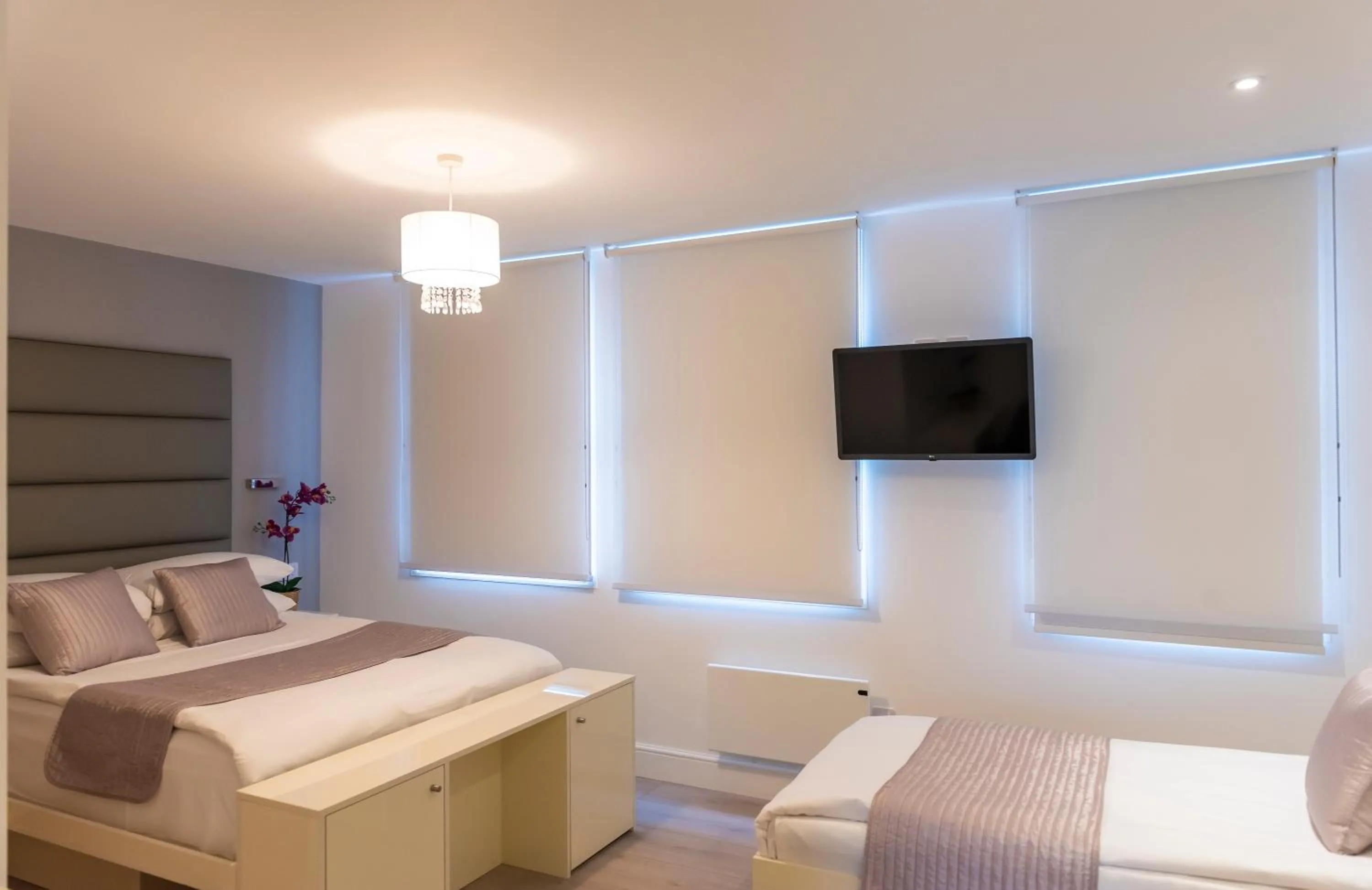 Photo of the whole room, Bed in Messina Studios