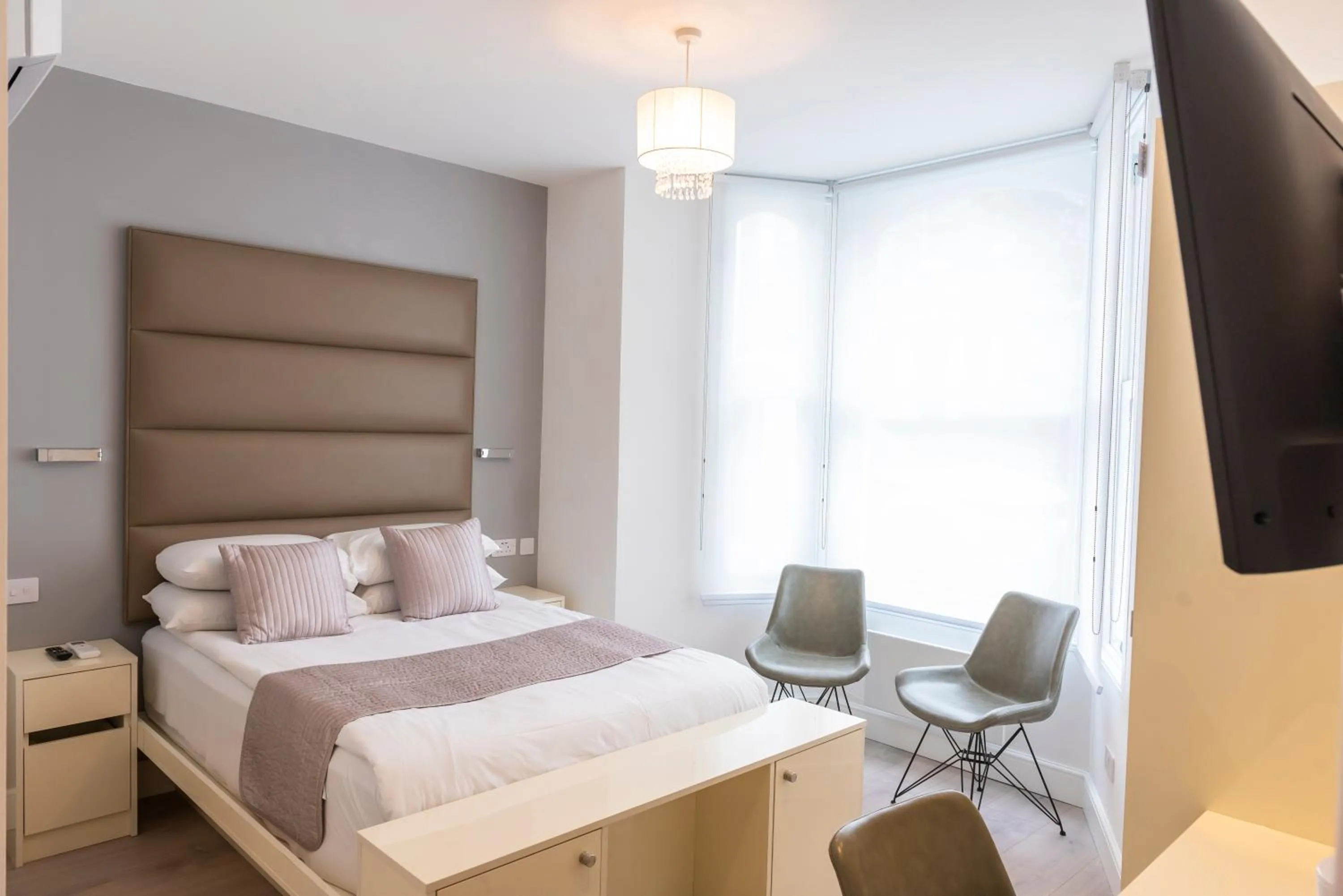 Photo of the whole room, Bed in Messina Studios