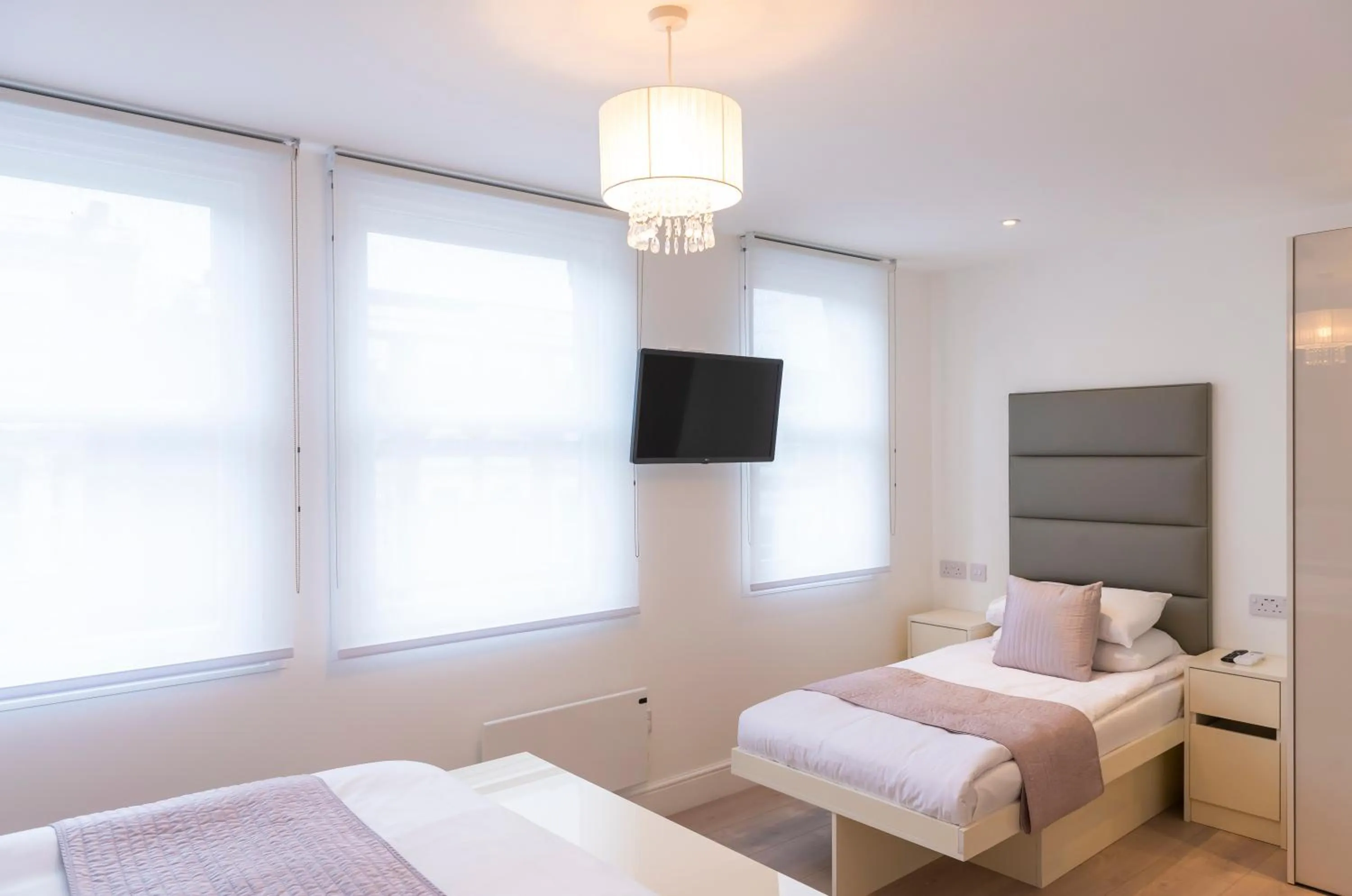 Photo of the whole room, Bed in Messina Studios