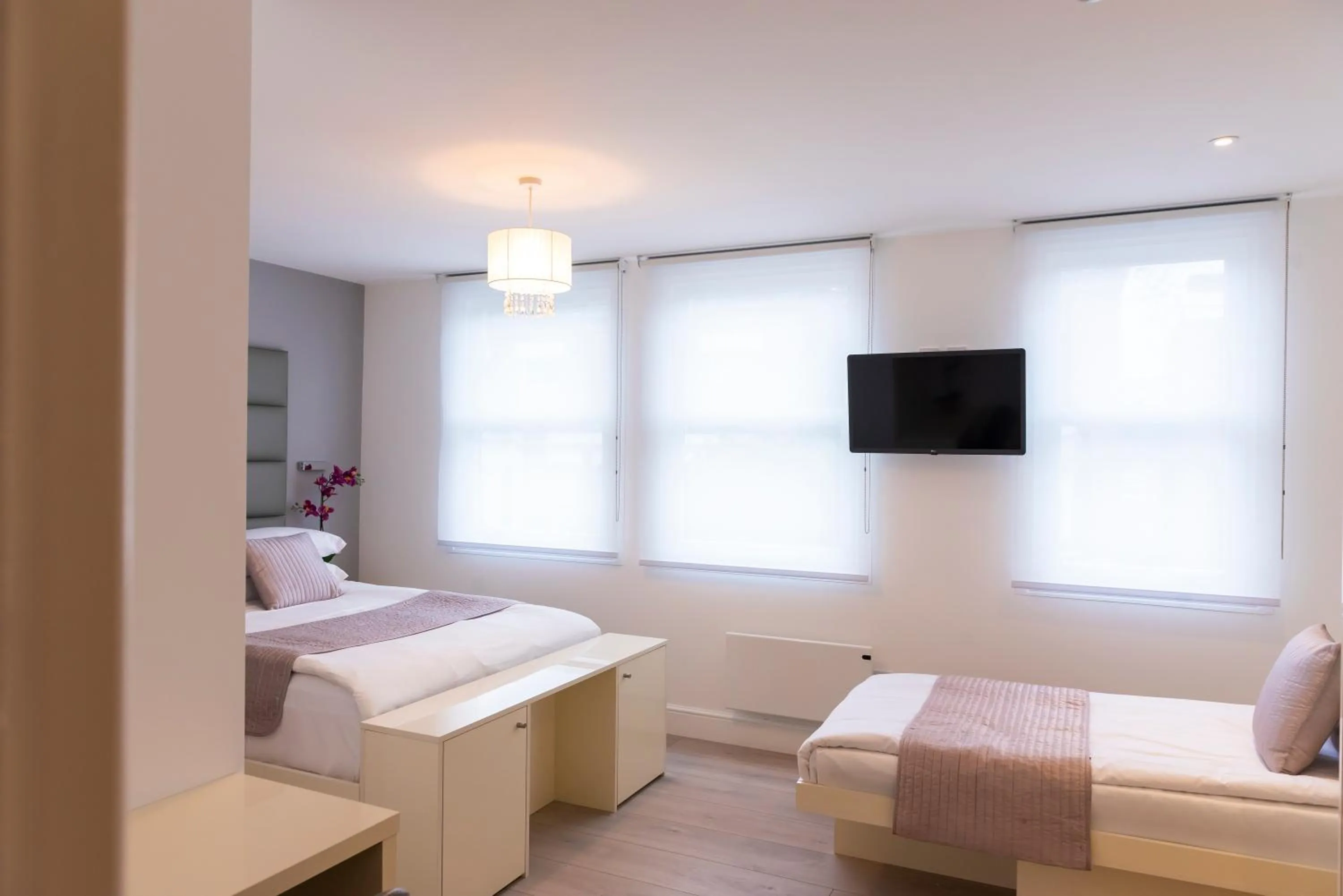 Photo of the whole room, Bed in Messina Studios