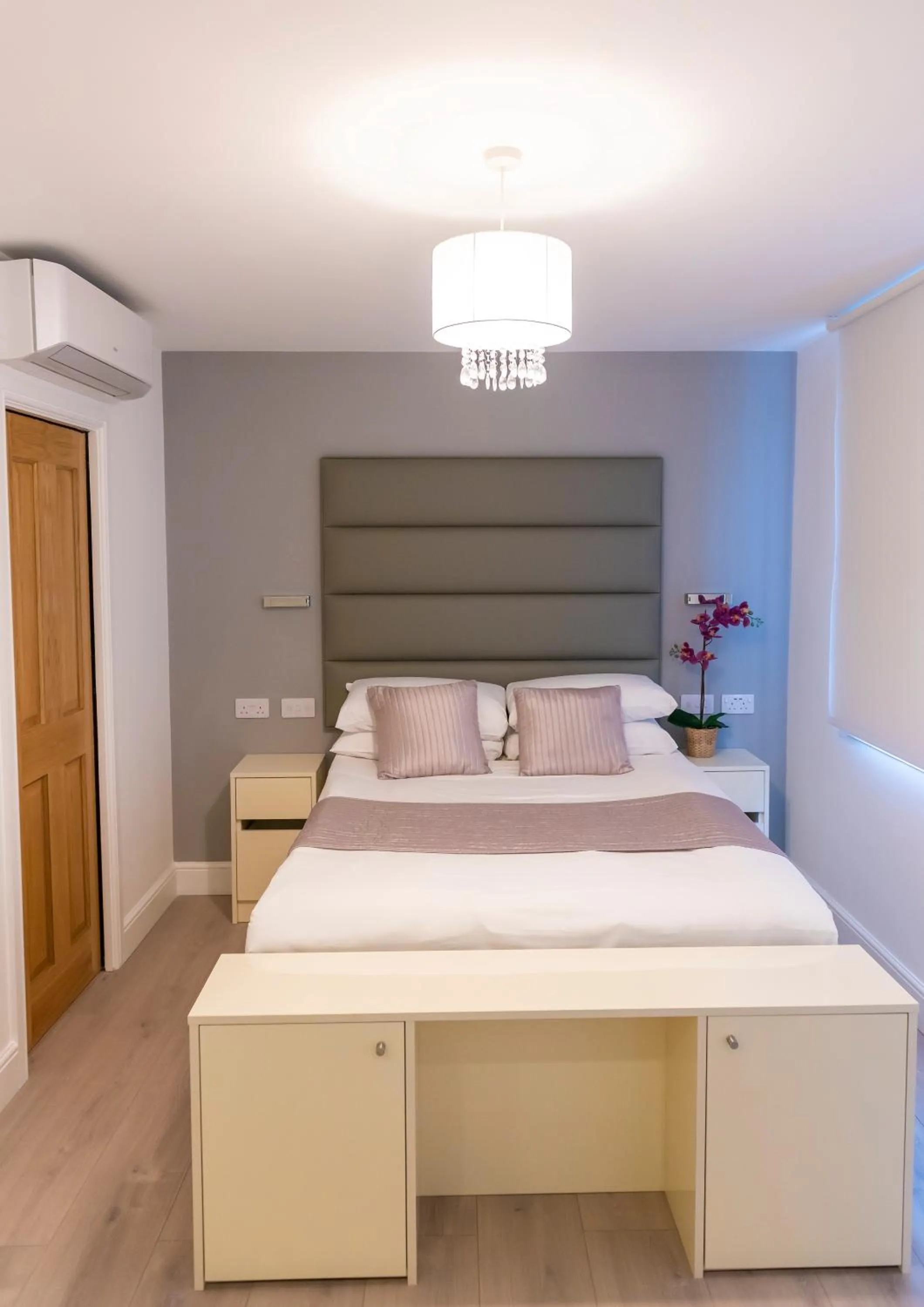 Photo of the whole room, Bed in Messina Studios