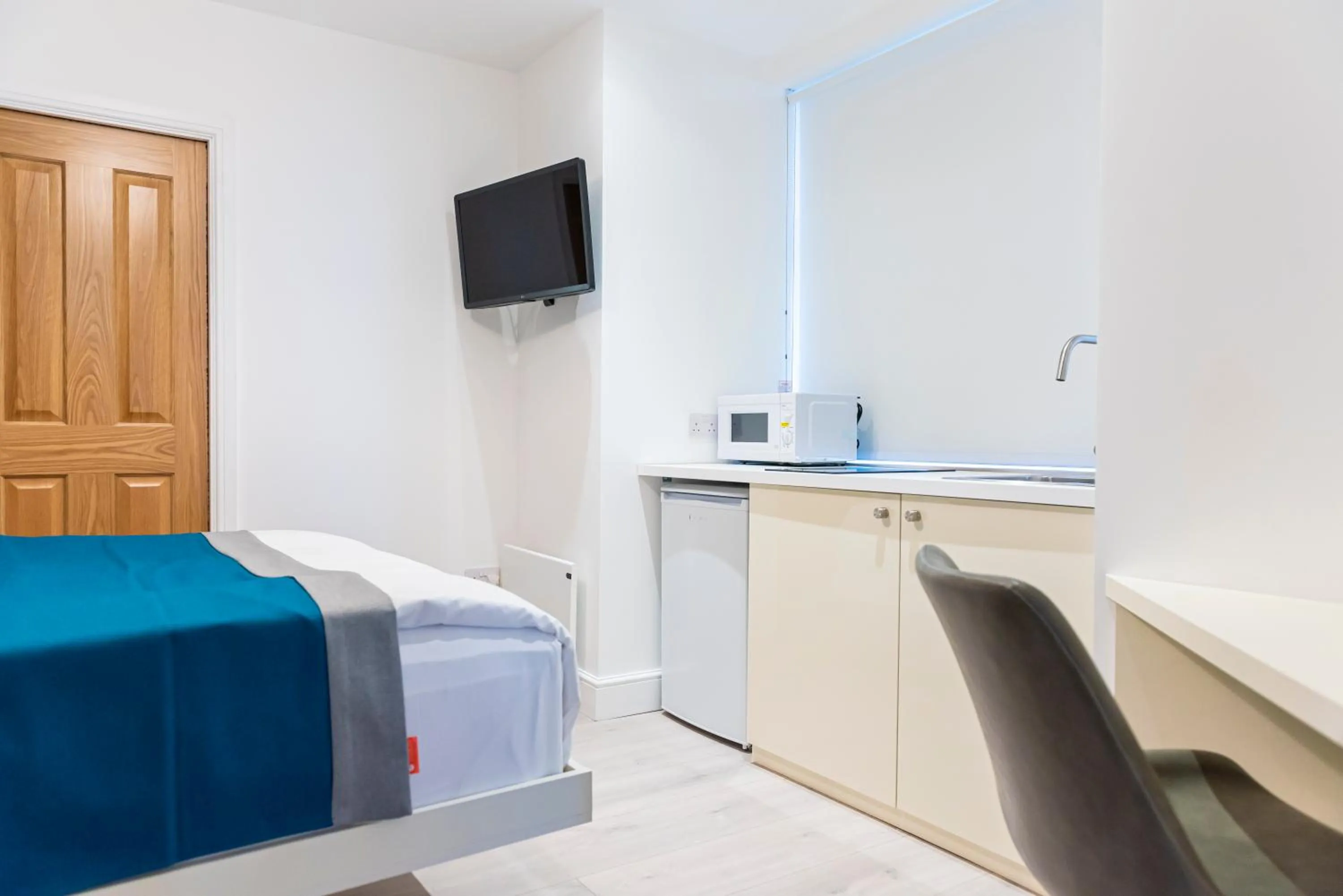 Photo of the whole room, Bed in Messina Studios