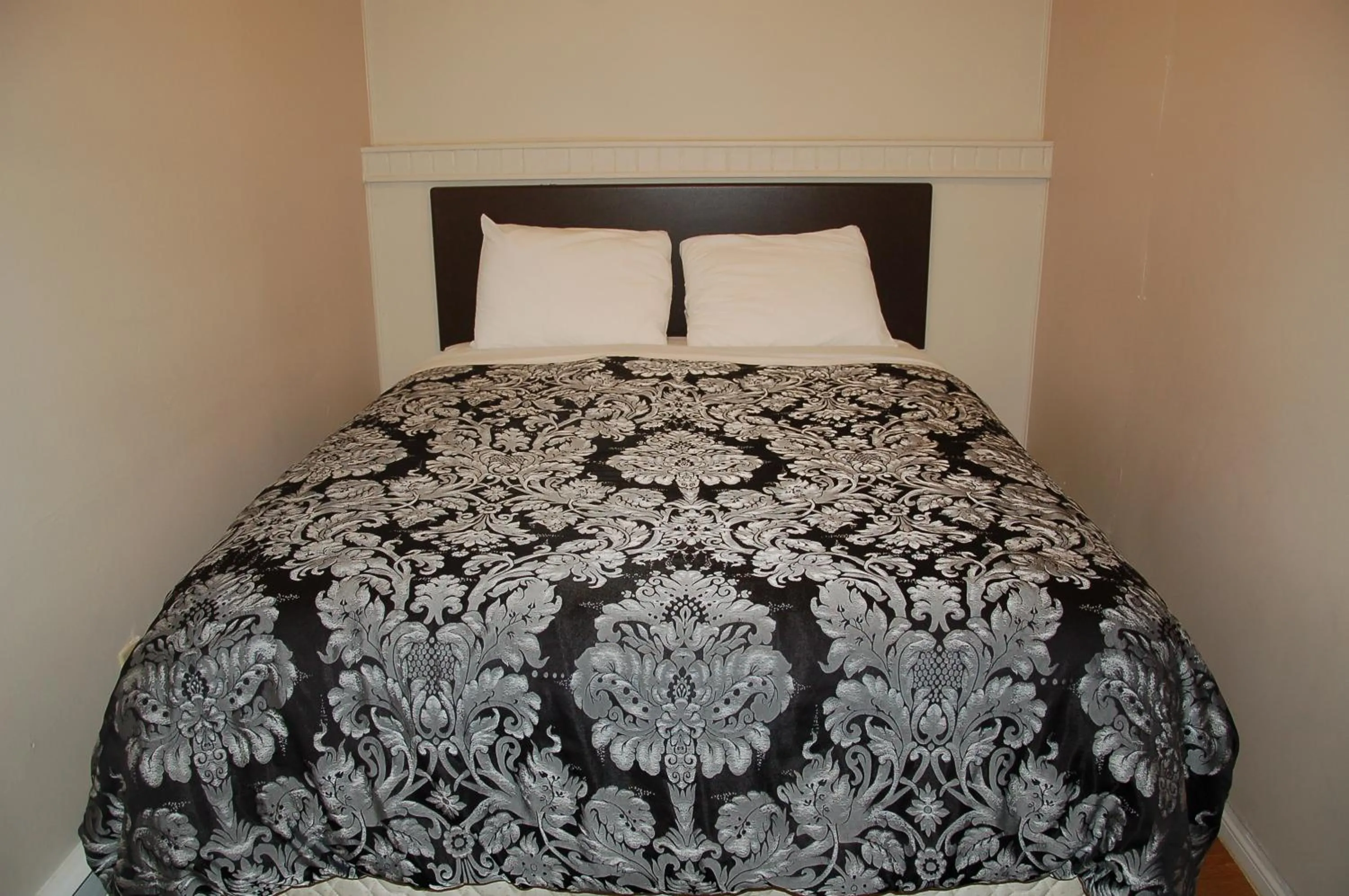 Bedroom, Bed in Stardust Motel