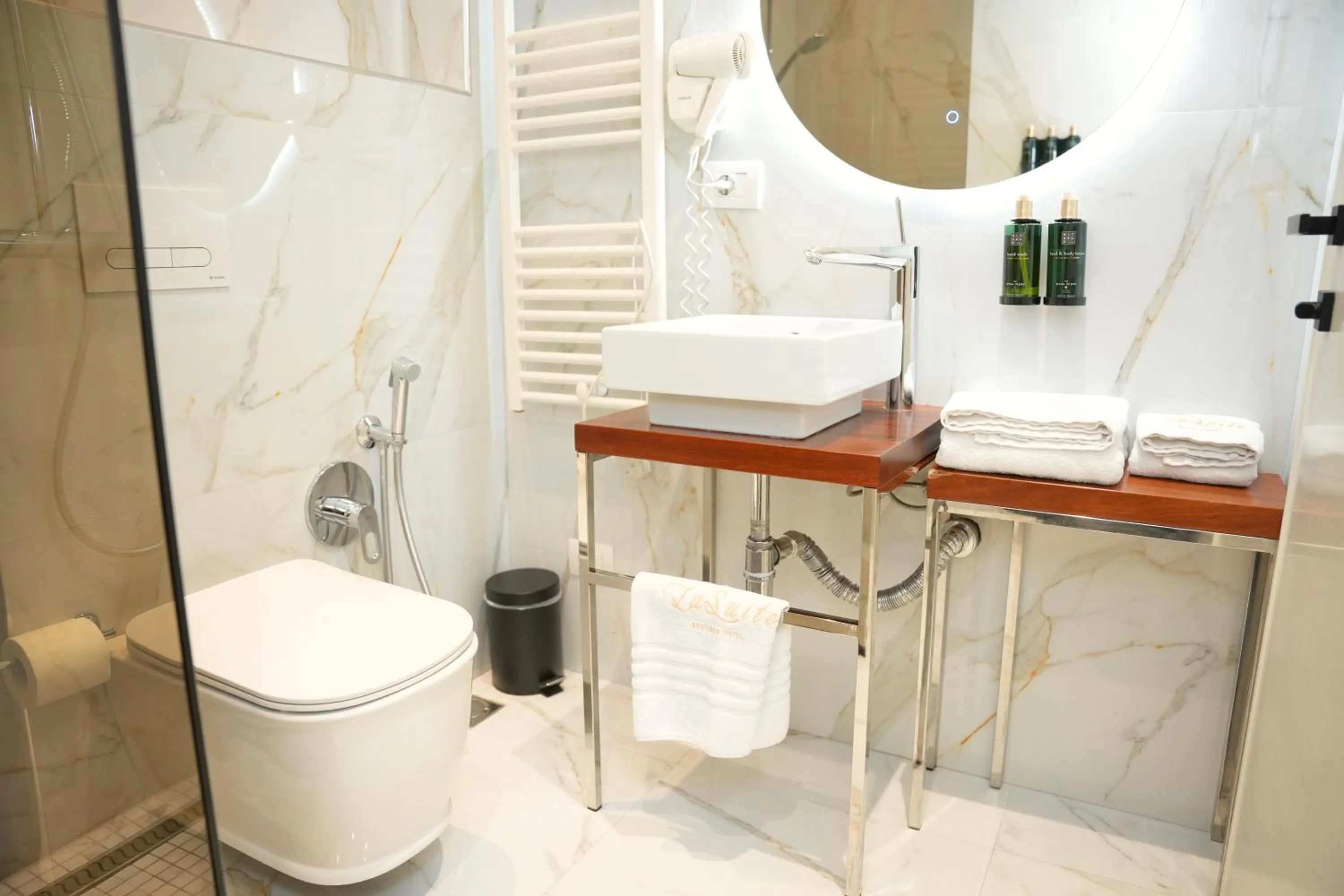 Toilet in La Suite Boutique Hotel