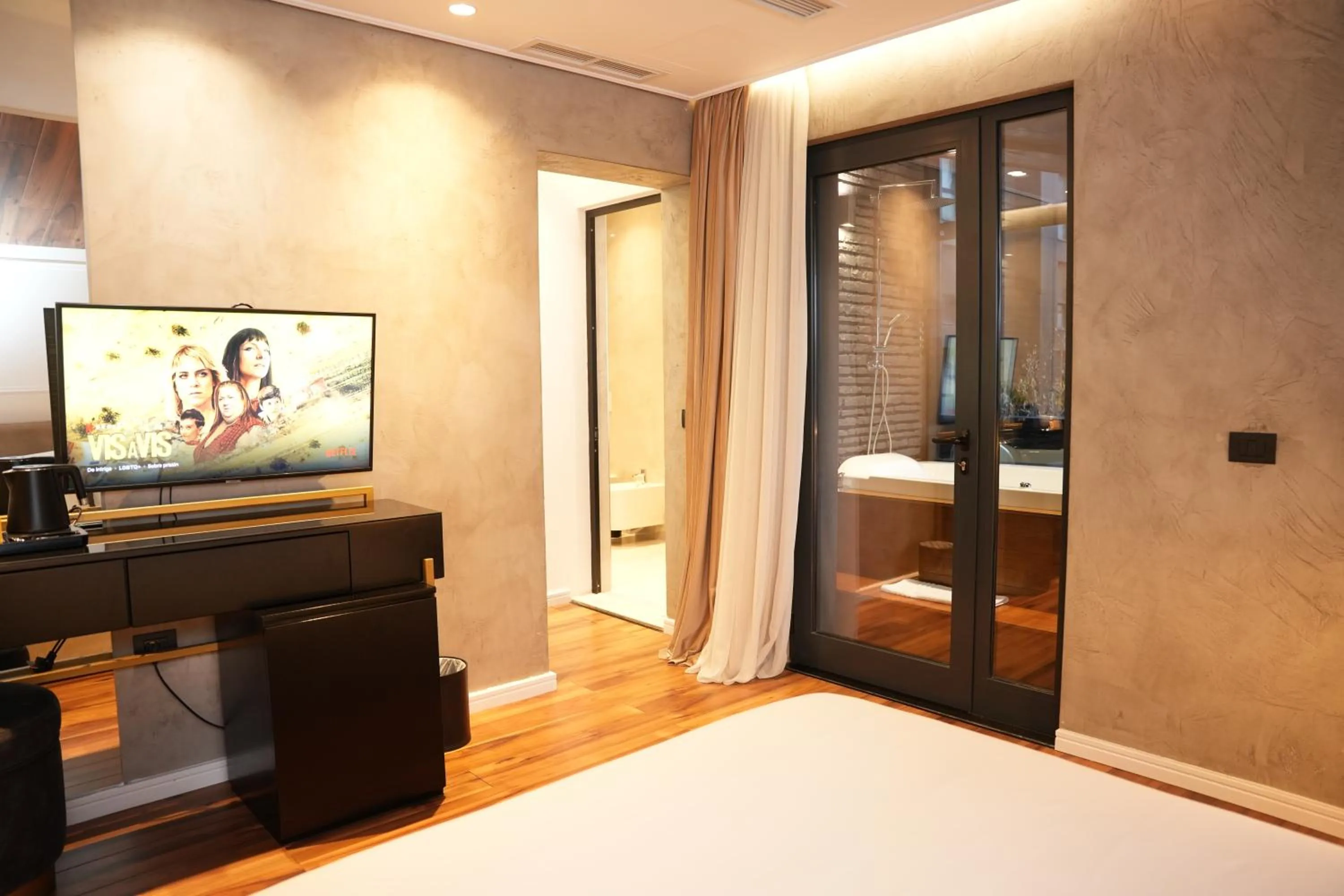 TV and multimedia, Bed in La Suite Boutique Hotel