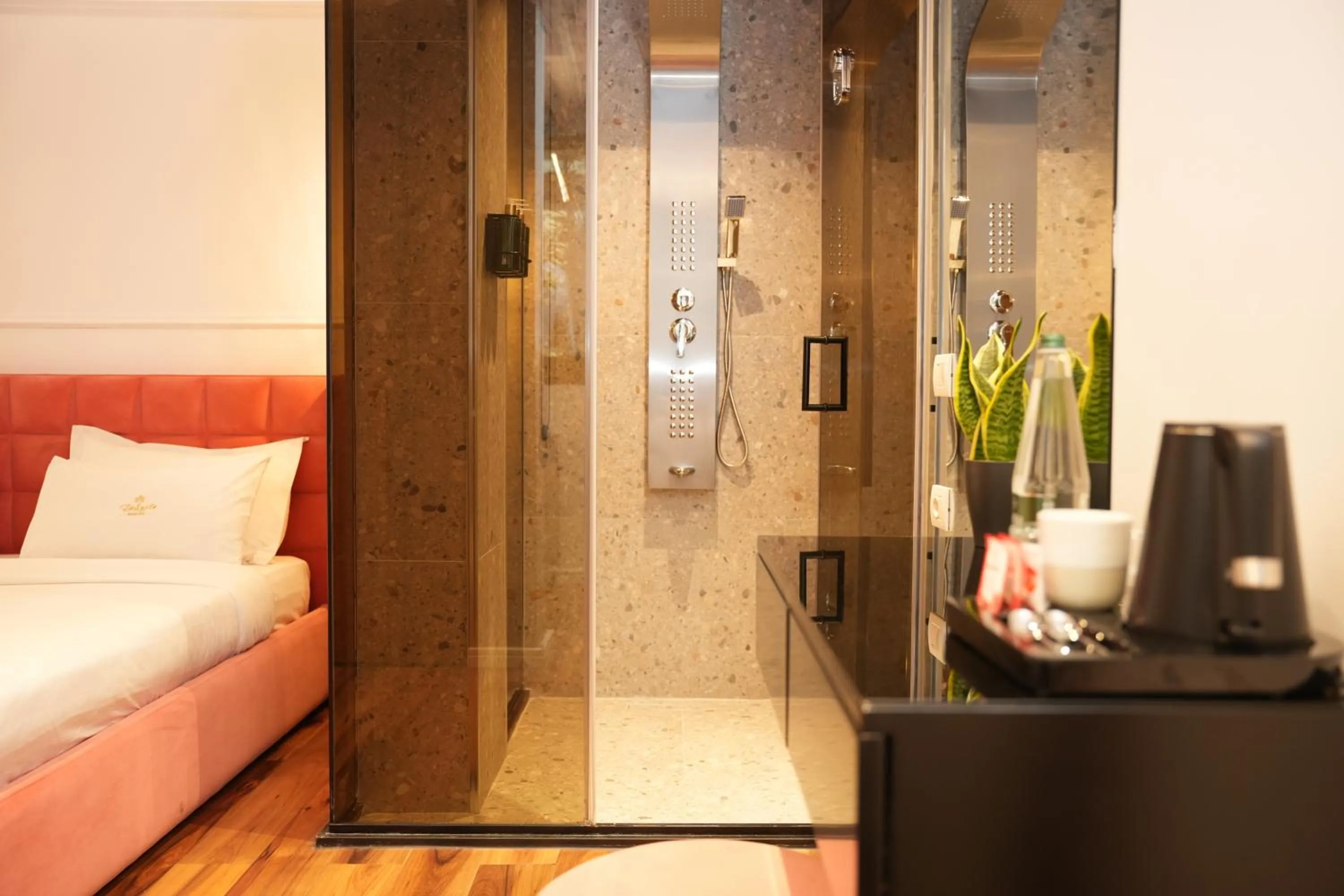 Shower, Bed in La Suite Boutique Hotel