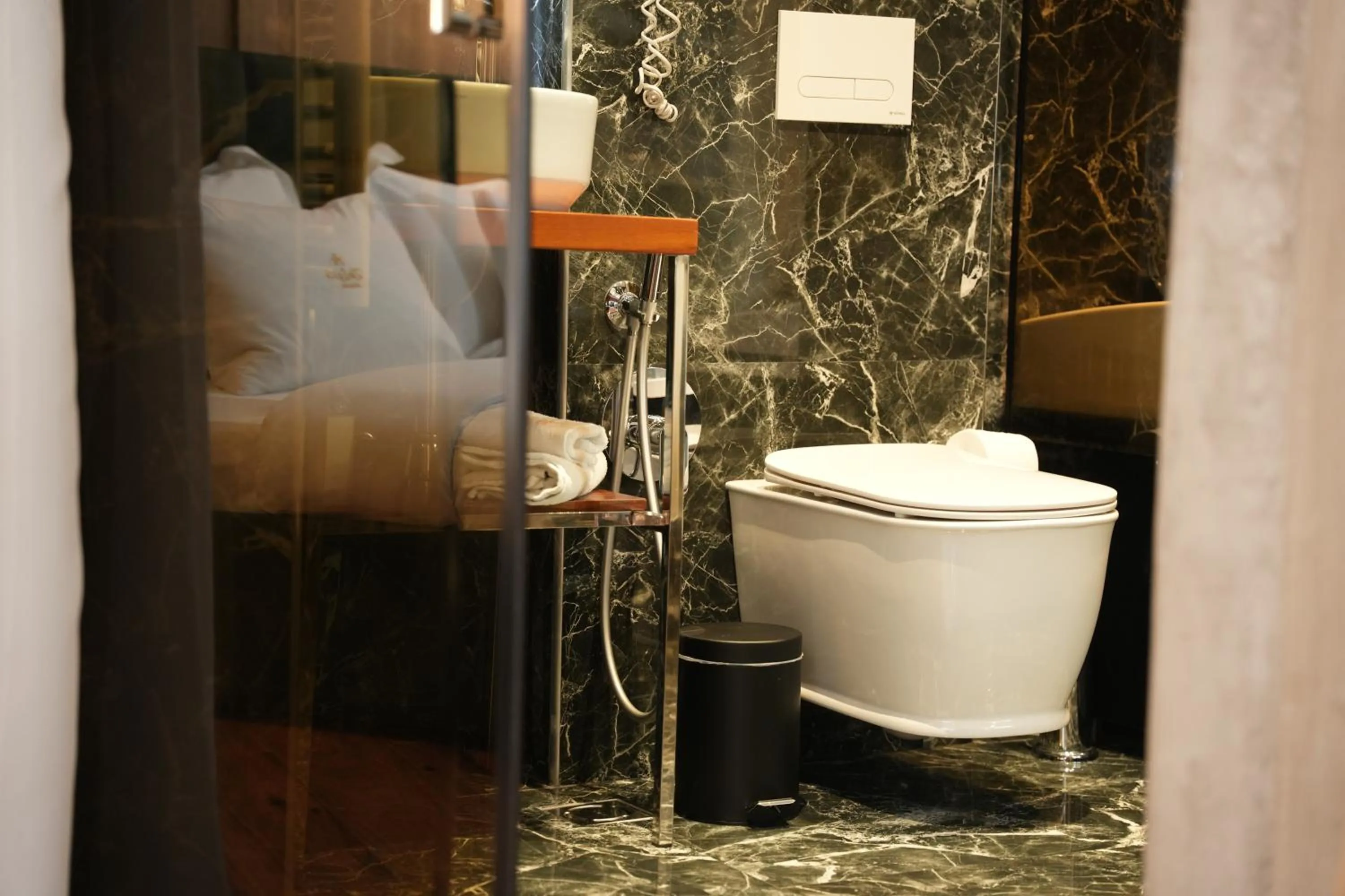 Toilet in La Suite Boutique Hotel