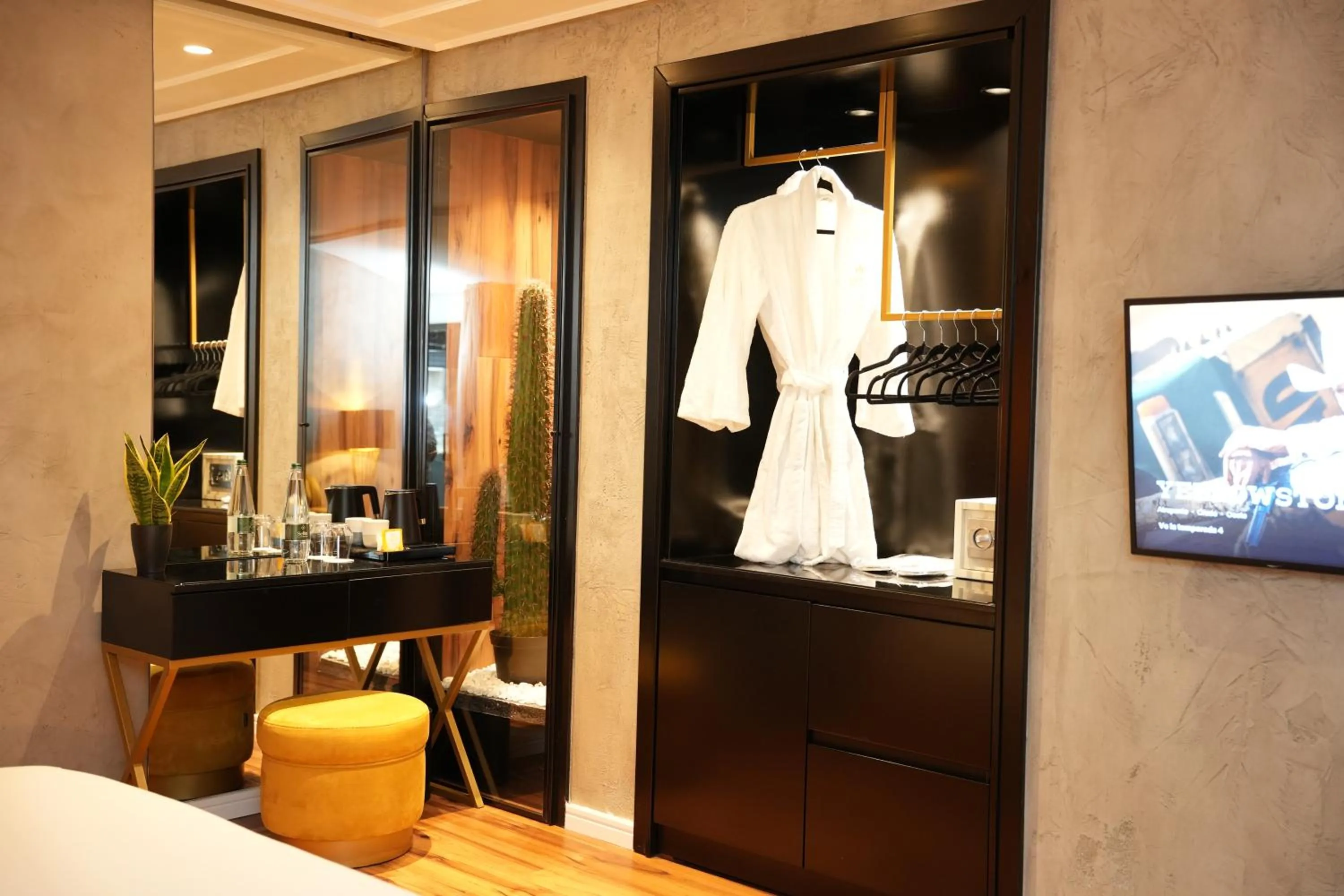 Coffee/tea facilities in La Suite Boutique Hotel