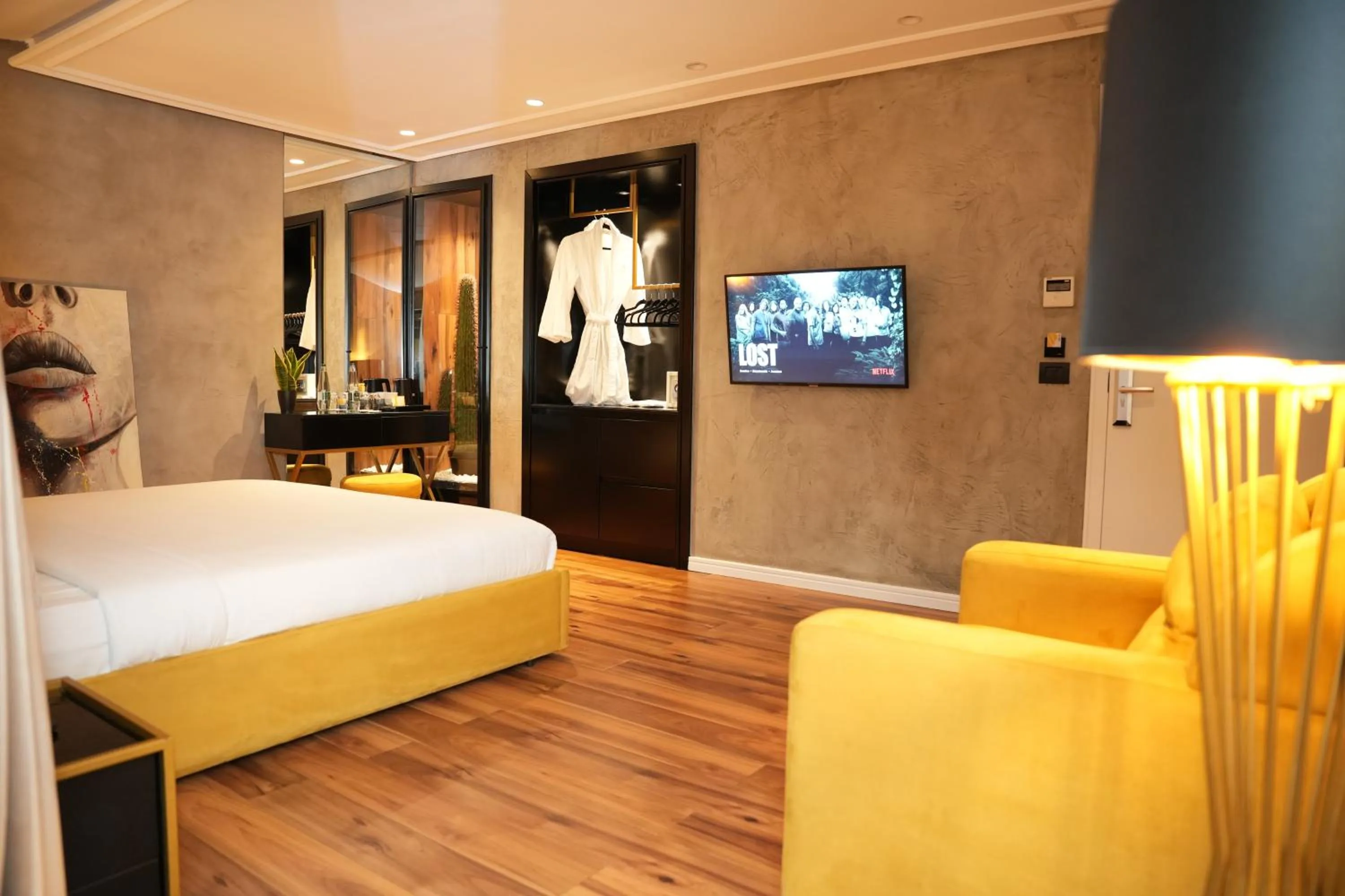 TV and multimedia, Bed in La Suite Boutique Hotel