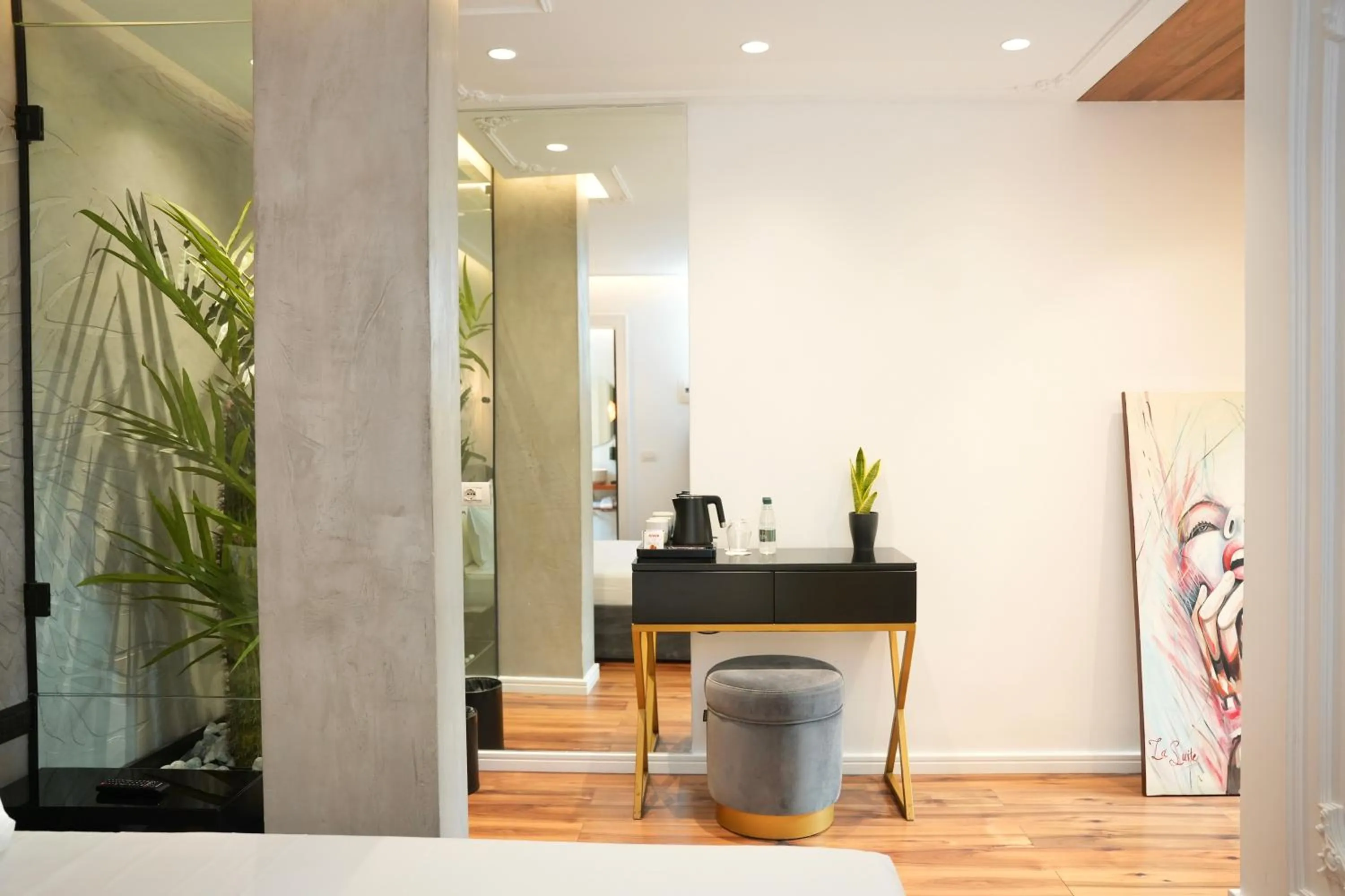 Coffee/tea facilities in La Suite Boutique Hotel