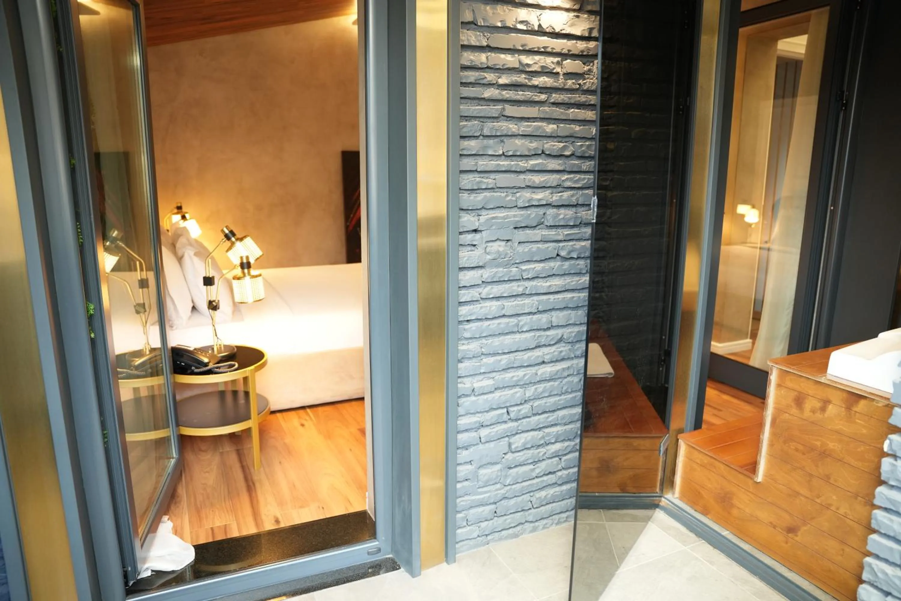 Balcony/Terrace, Bed in La Suite Boutique Hotel