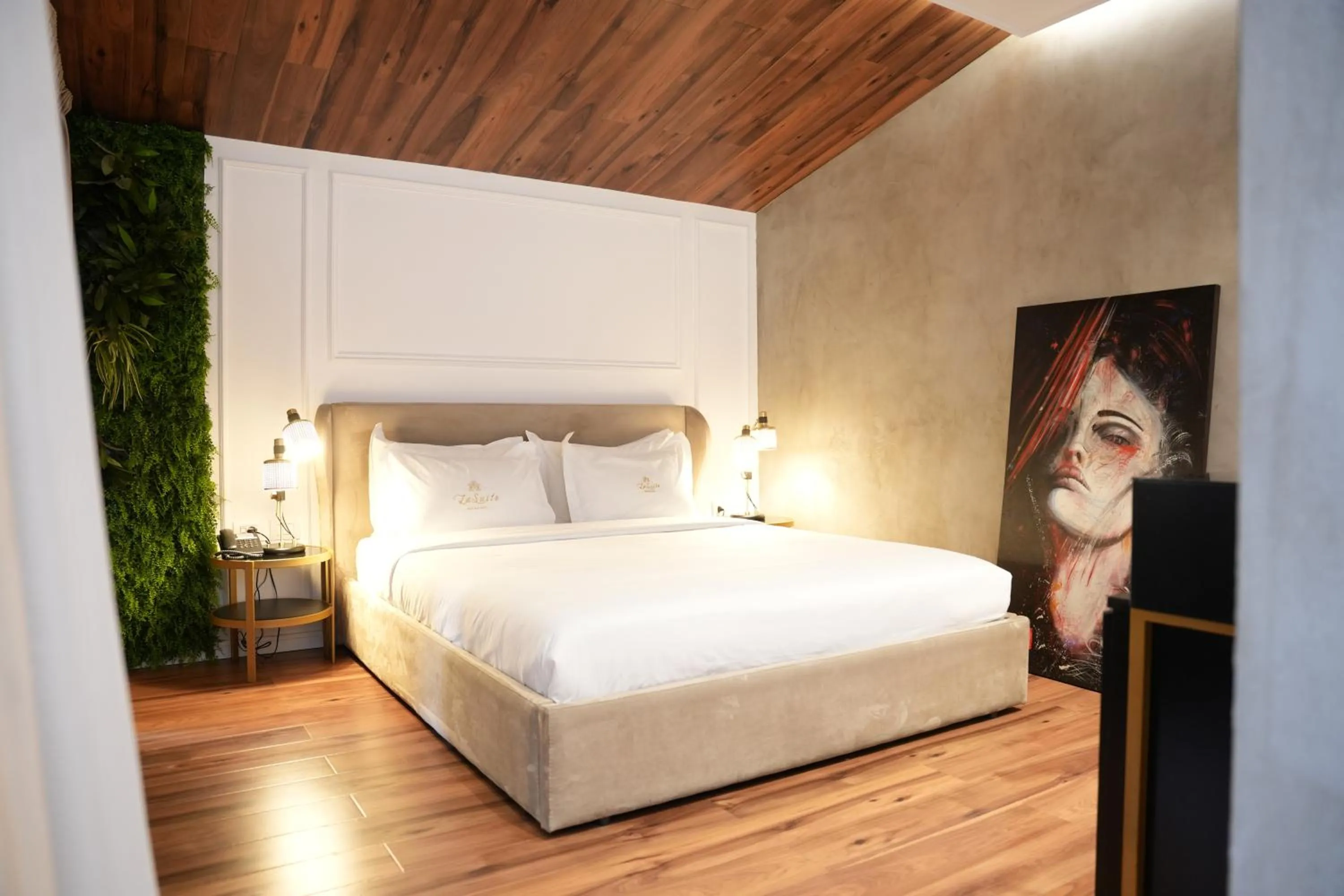 Photo of the whole room, Bed in La Suite Boutique Hotel