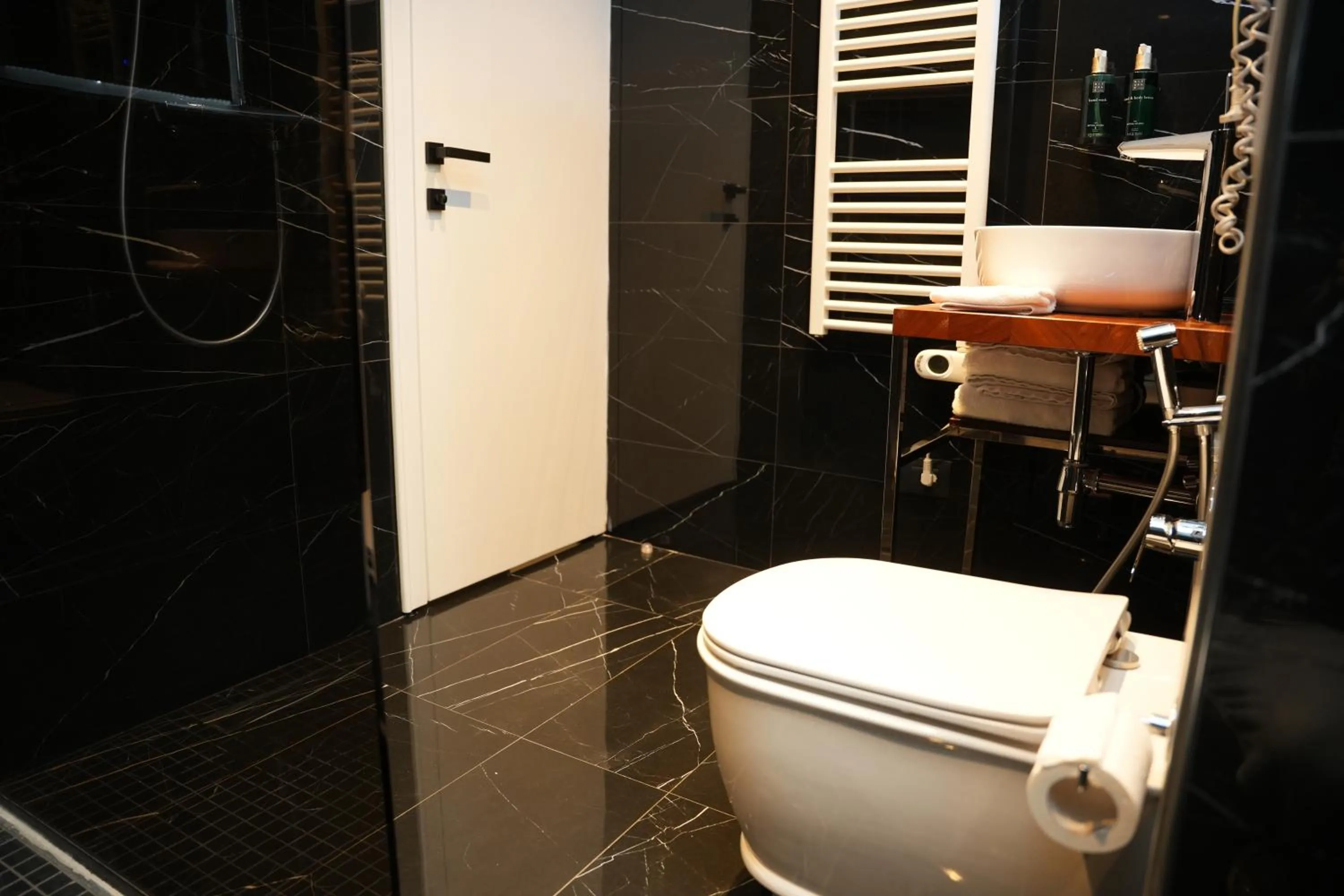 Toilet in La Suite Boutique Hotel