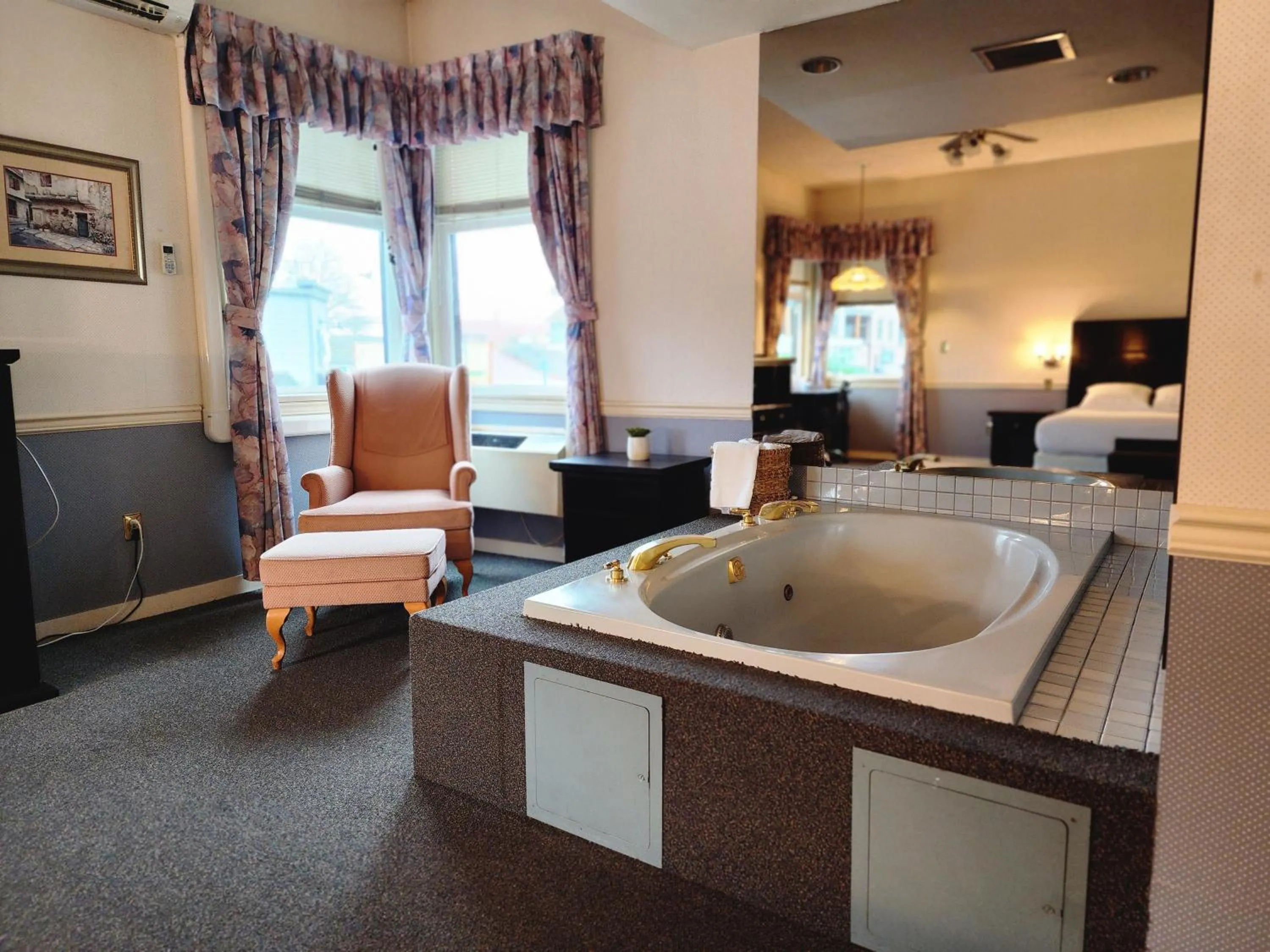 Hot Tub in The Steveston Cafe & Hotel