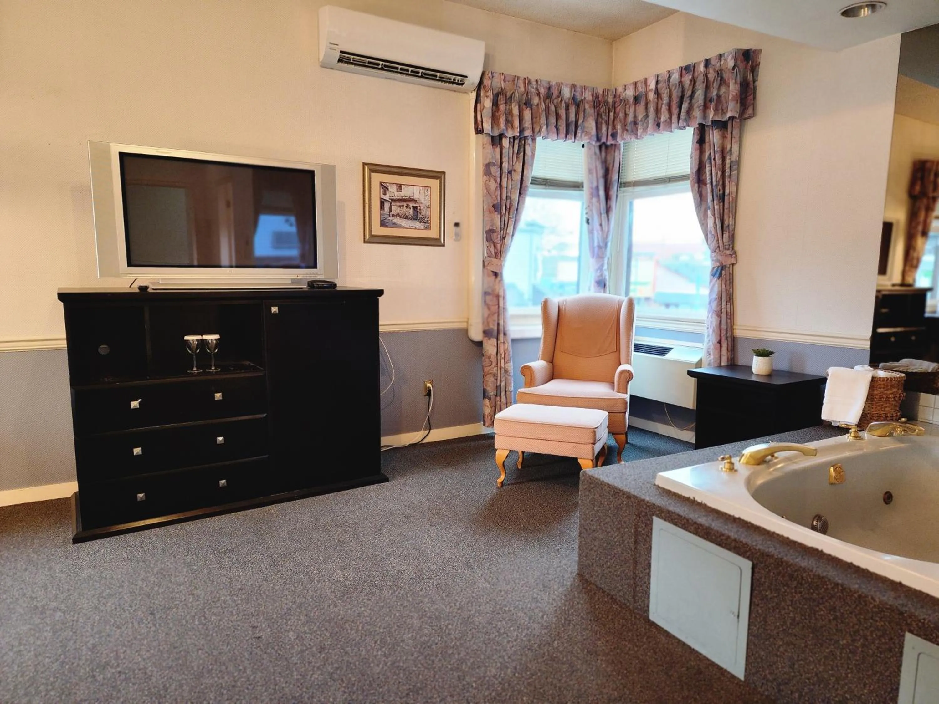 Communal lounge/ TV room in The Steveston Cafe & Hotel