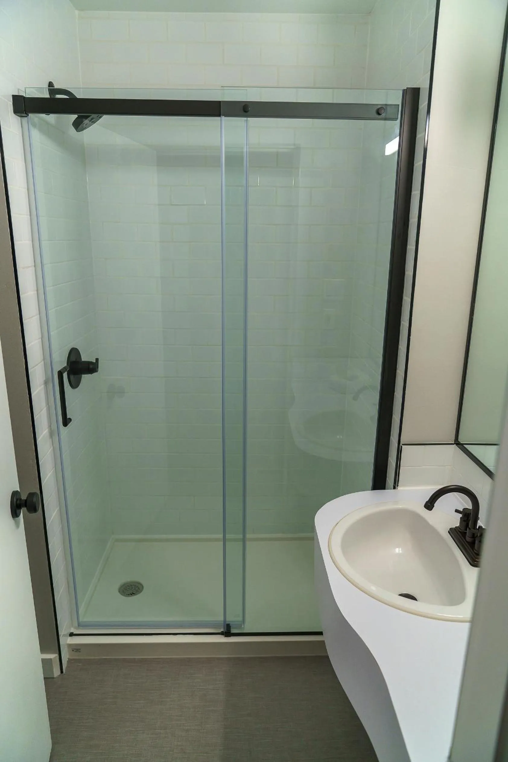 Shower in The Steveston Cafe & Hotel