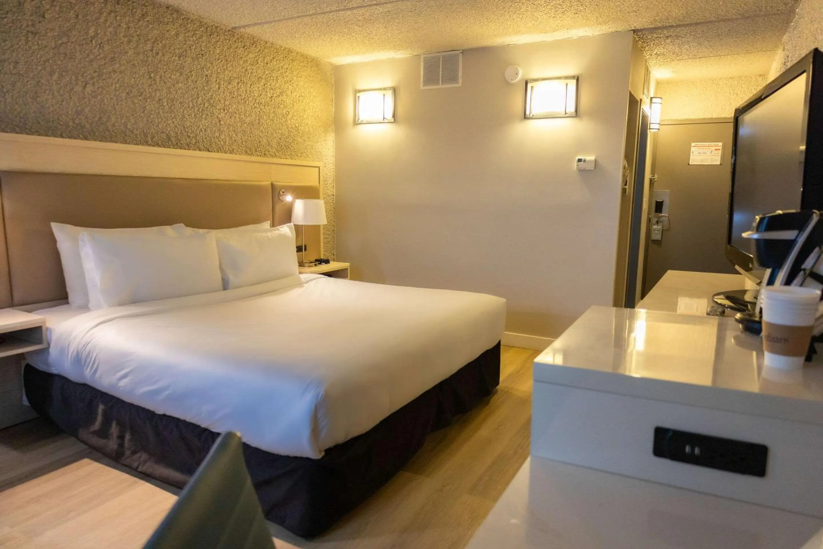 Bedroom, Bed in Radisson Hotel Fort St John