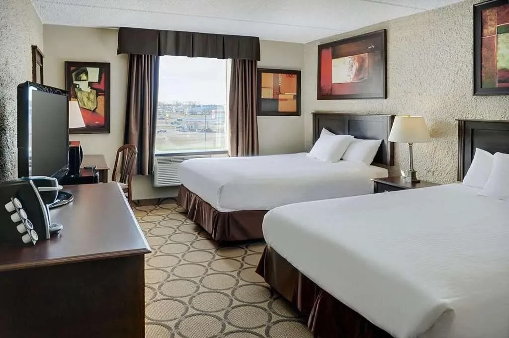 Evening entertainment, Bed in Radisson Hotel Fort St John