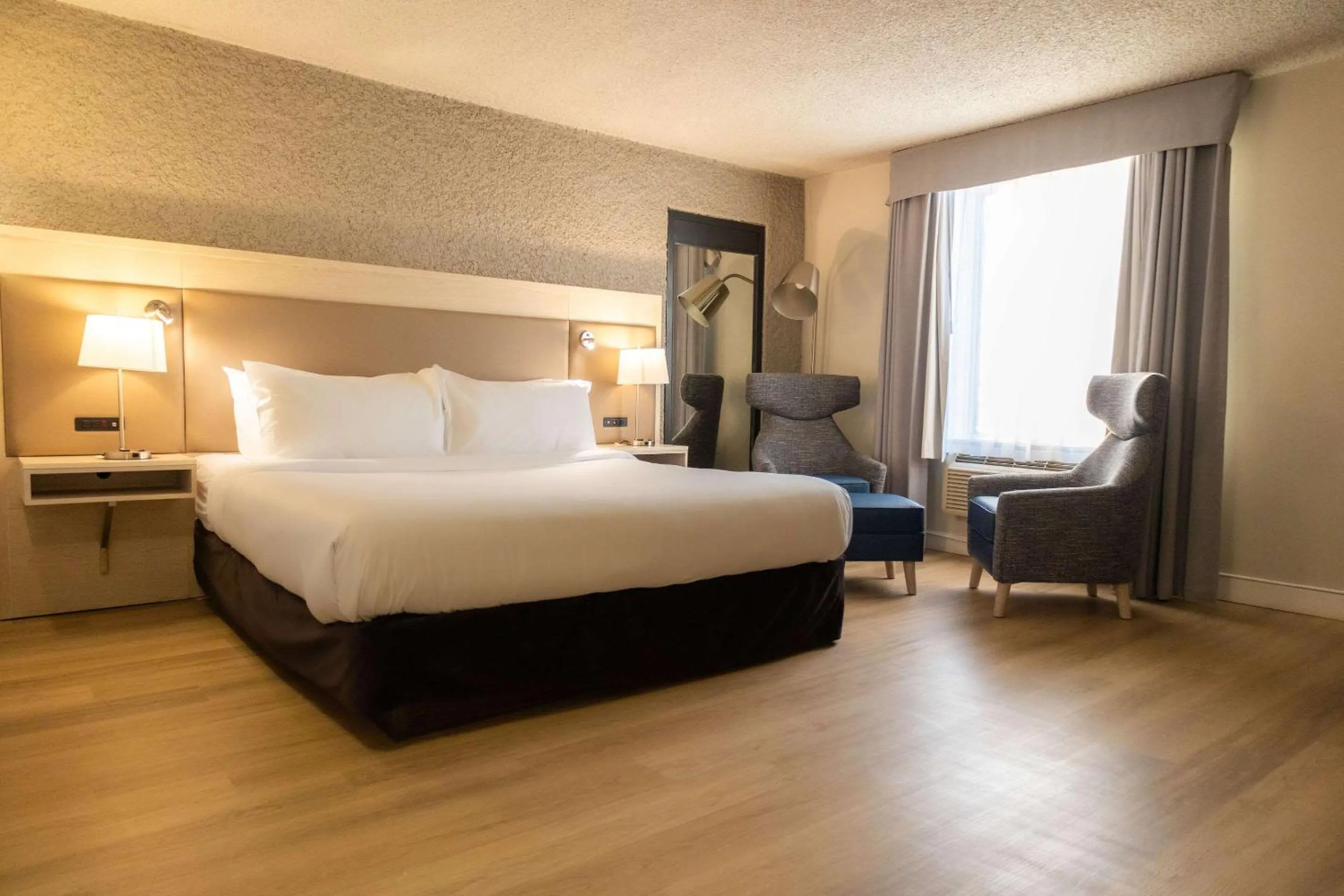 Bedroom, Bed in Radisson Hotel Fort St John