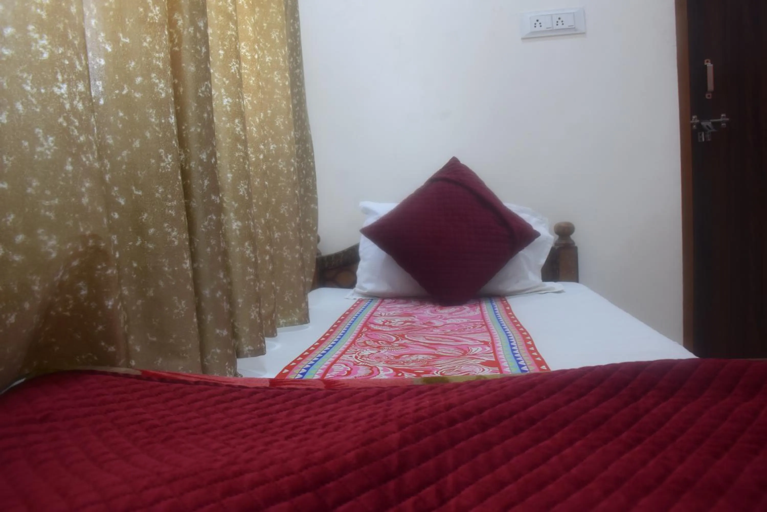 Bed in Hotel Thakur Ji