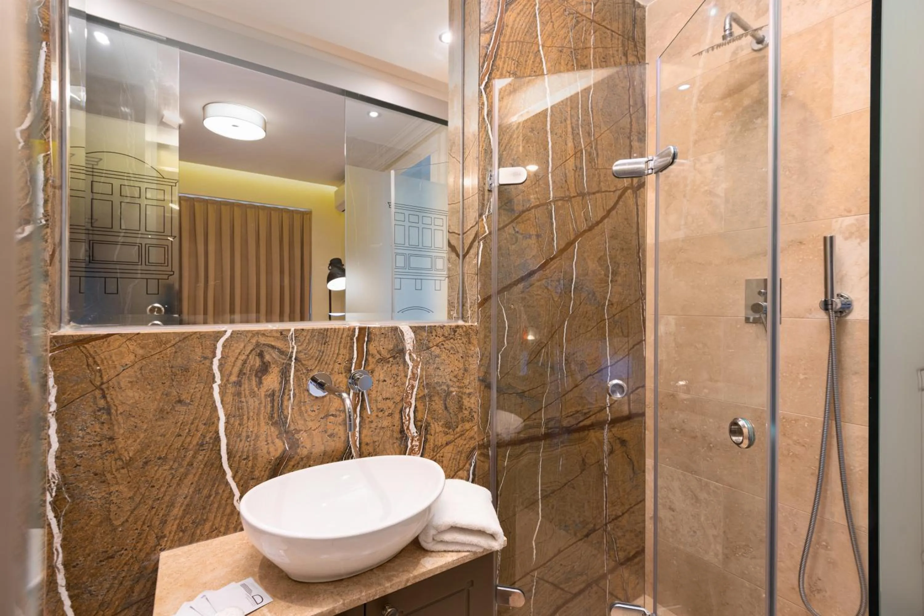 Shower in Independence MALTA APARTMENTS