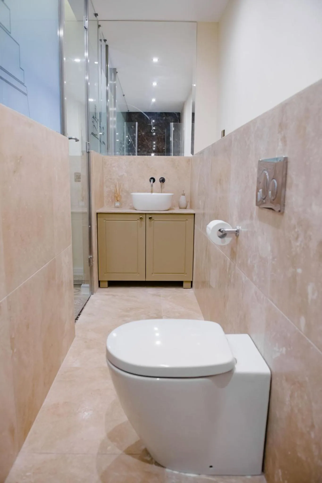 Toilet in Independence MALTA APARTMENTS