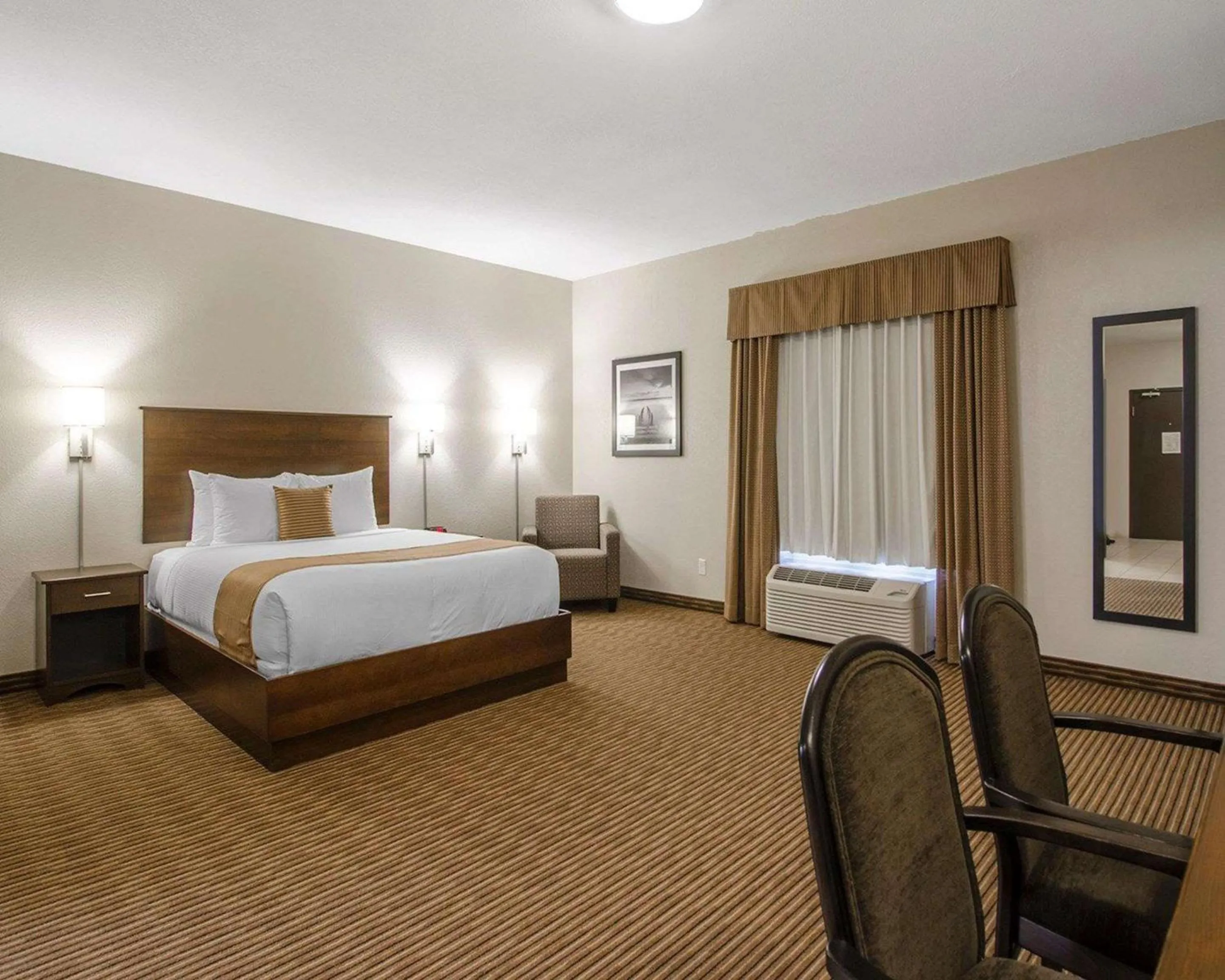 Photo of the whole room, Bed in Quality Inn and Suites