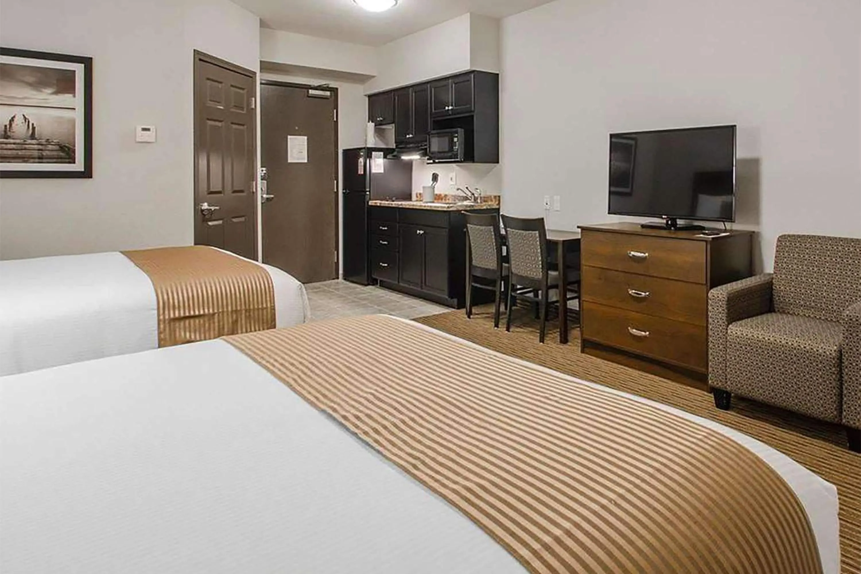 Photo of the whole room, Bed in Travelodge Suites by Wyndham Estevan