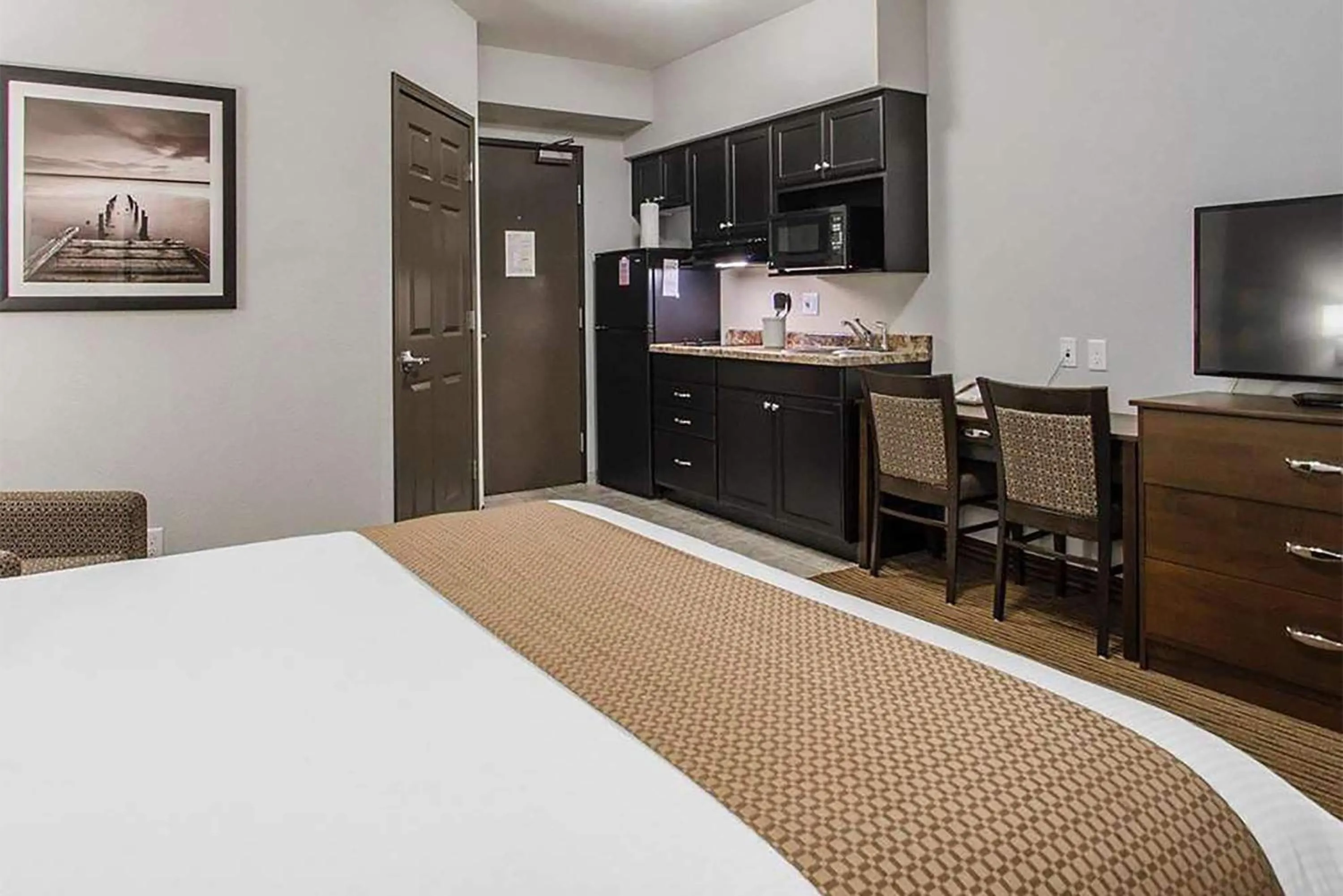 Photo of the whole room, Bed in Travelodge Suites by Wyndham Estevan