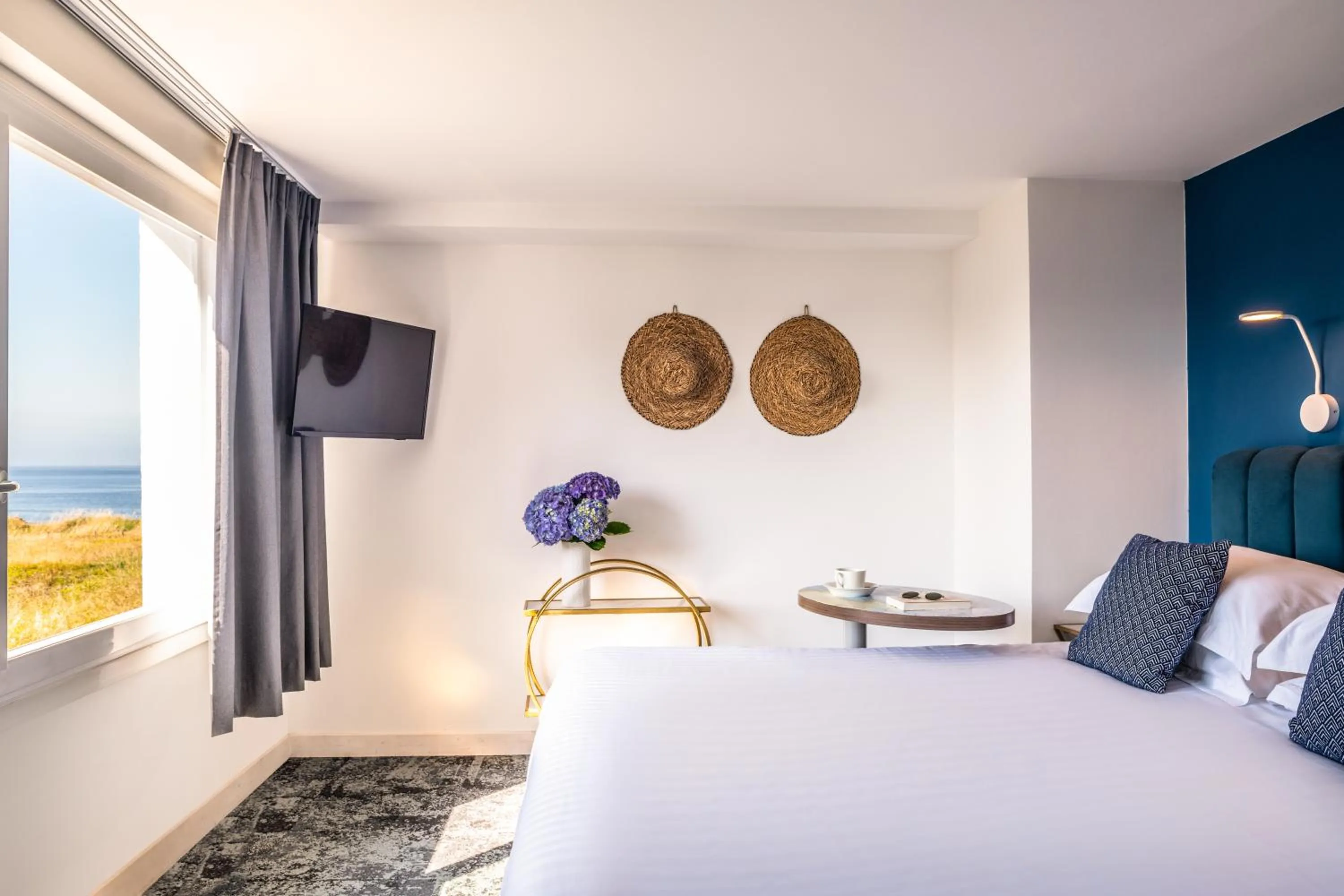 Bedroom, Bed in Hôtel Le Lichen De La Mer