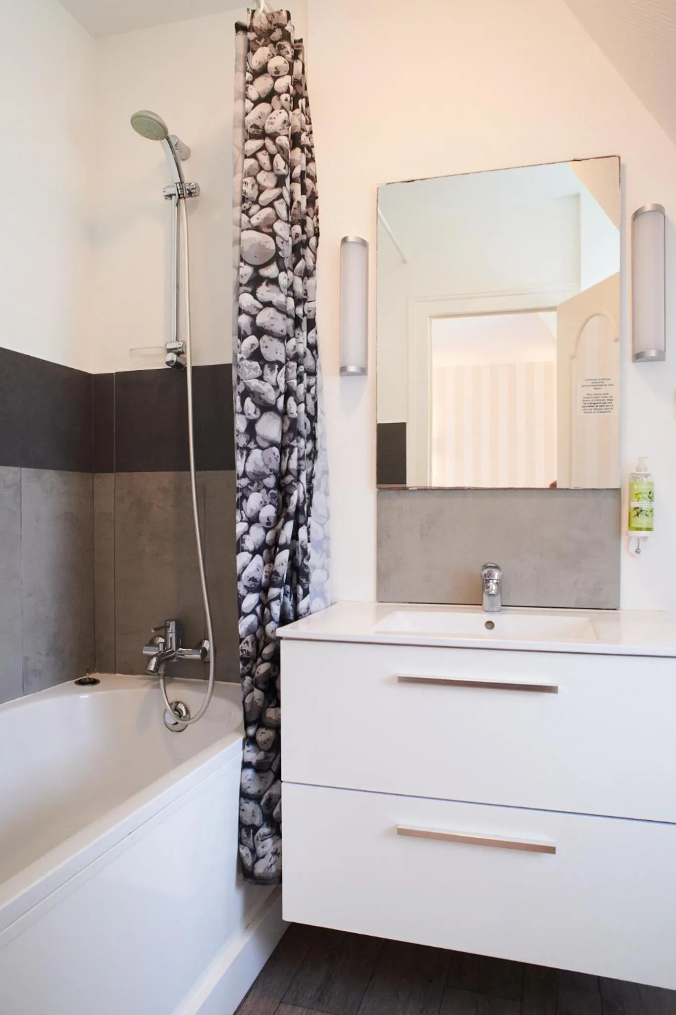 Bathroom in Hôtel Le Lichen De La Mer