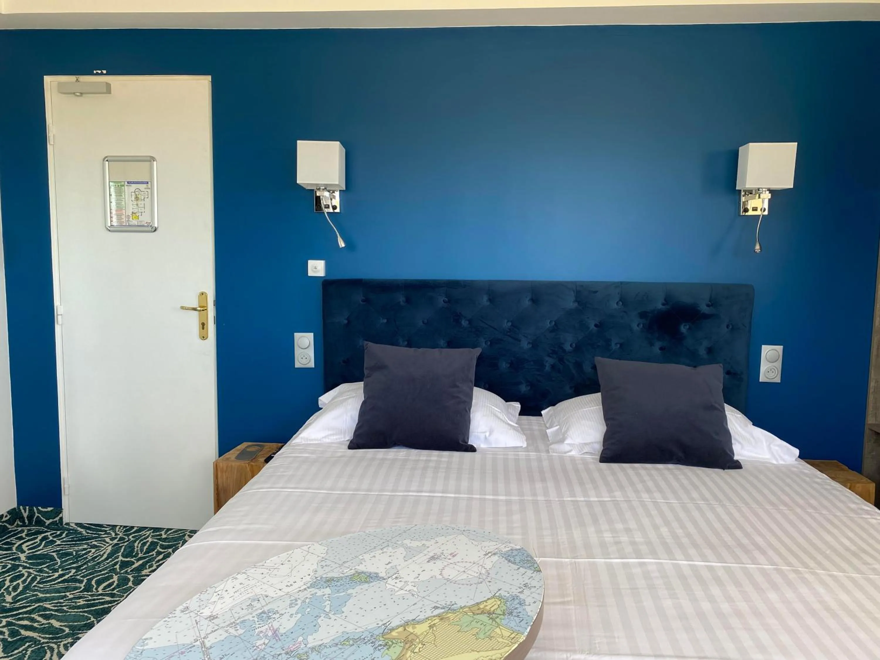 Bedroom, Bed in Hôtel Le Lichen De La Mer