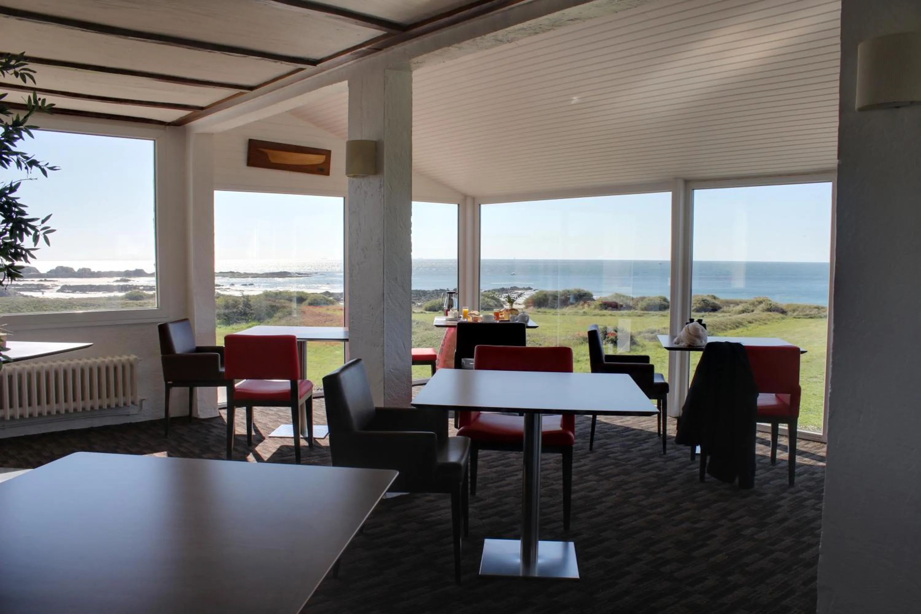 Communal lounge/ TV room in Hôtel Le Lichen De La Mer