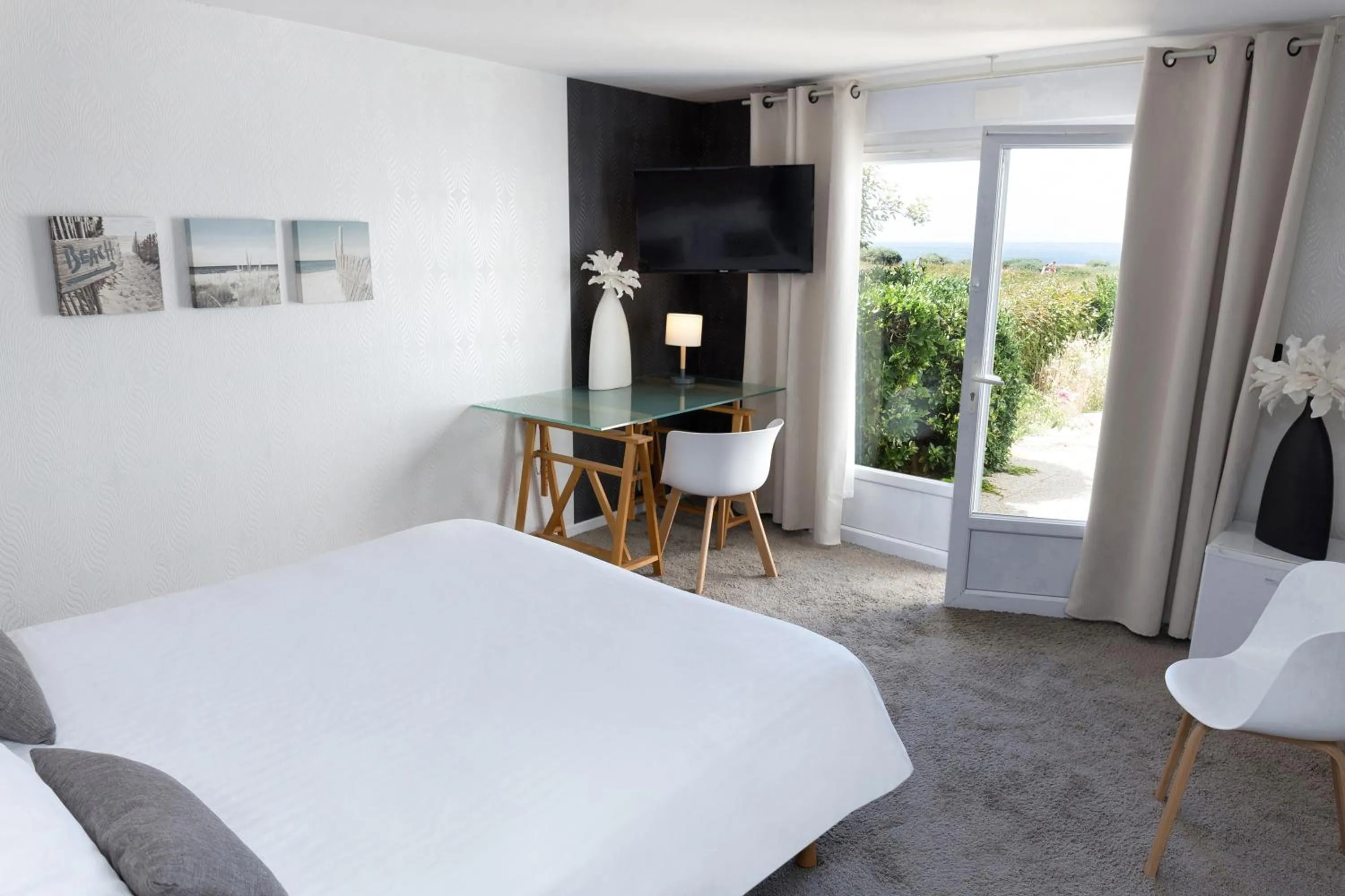 Photo of the whole room, Bed in Hôtel Le Lichen De La Mer