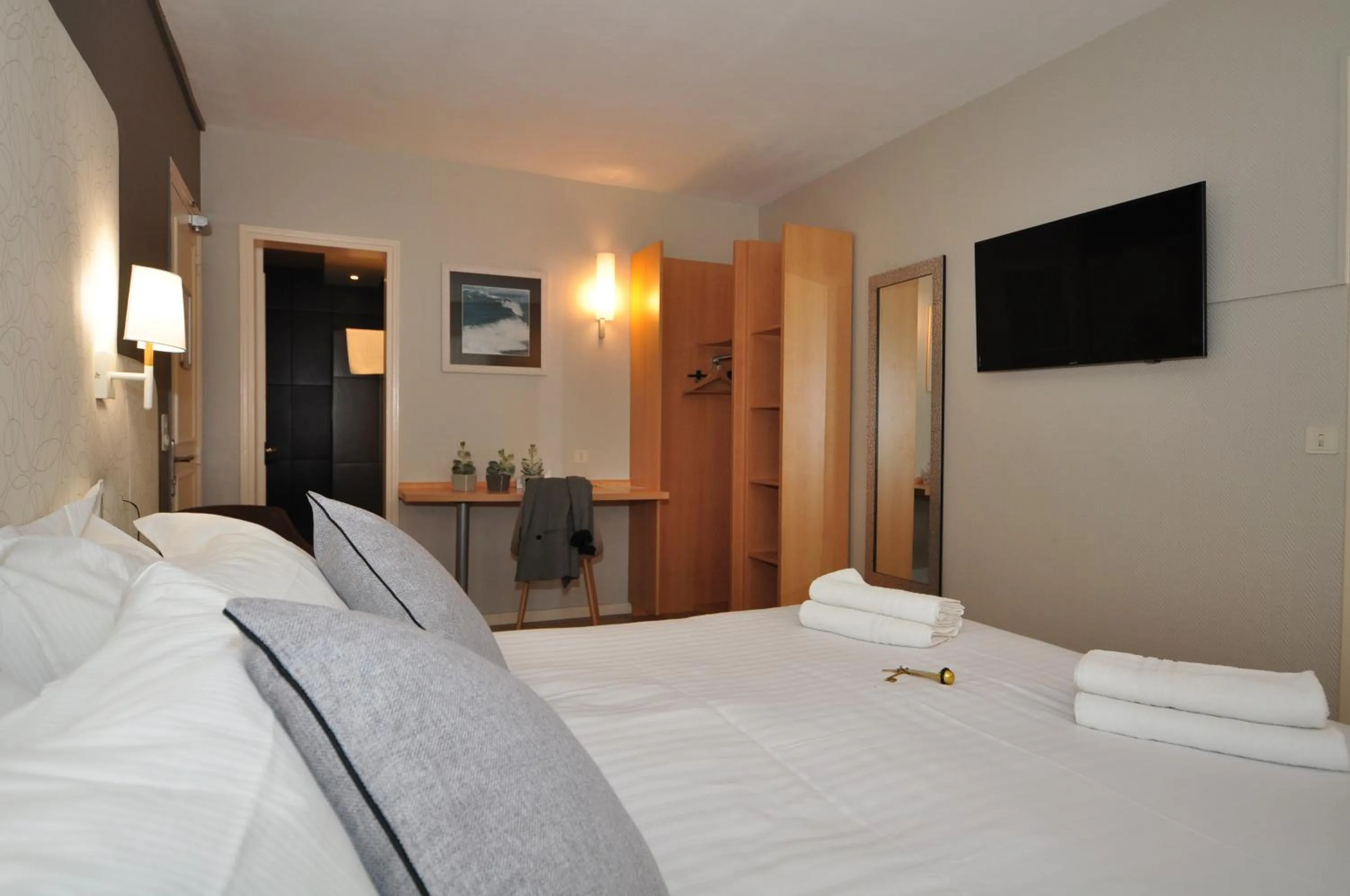 Photo of the whole room, Bed in Hôtel Le Lichen De La Mer